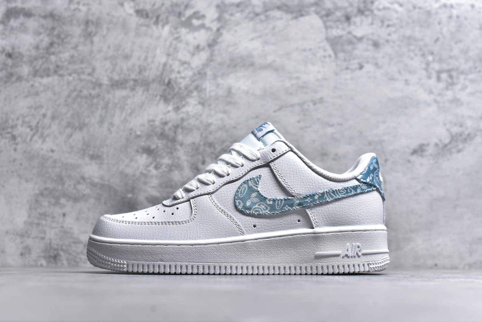 #NK Air Force 1´07 Low 空军一号低帮百搭休闲运动板鞋 DH4406-100 全网最具性价比版本没有之一 2022全新楦头鞋型 鱼鳞大底 历时开发三个月 清洁度完美 二维码鞋标 内置芯片及solo气垫 大底高度及其弧度依照正品 钢印 logo刺绣 鞋口弧度 鞋头长度 鞋面冲孔 鞋垫背胶及钢印 完美鞋型对比正品 每一处都是细节满满 尺码：36-45-选品中心