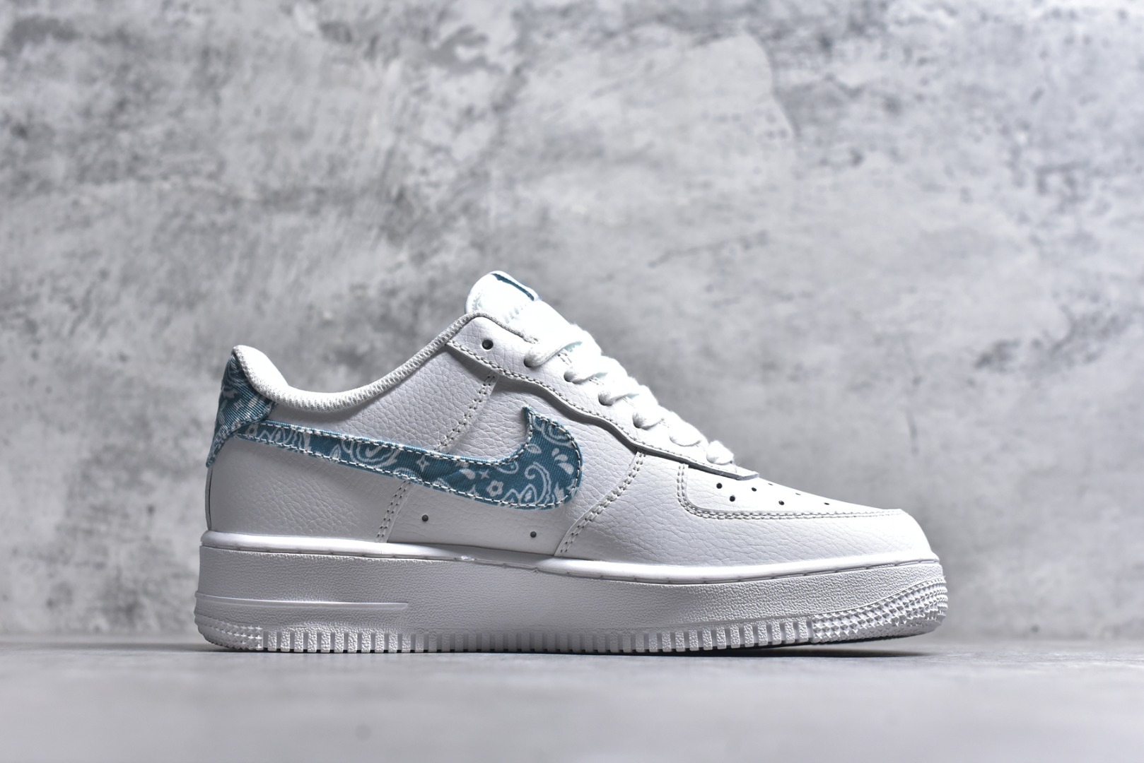 图片[3]-#NK Air Force 1´07 Low 空军一号低帮百搭休闲运动板鞋 DH4406-100 全网最具性价比版本没有之一 2022全新楦头鞋型 鱼鳞大底 历时开发三个月 清洁度完美 二维码鞋标 内置芯片及solo气垫 大底高度及其弧度依照正品 钢印 logo刺绣 鞋口弧度 鞋头长度 鞋面冲孔 鞋垫背胶及钢印 完美鞋型对比正品 每一处都是细节满满 尺码：36-45-选品中心