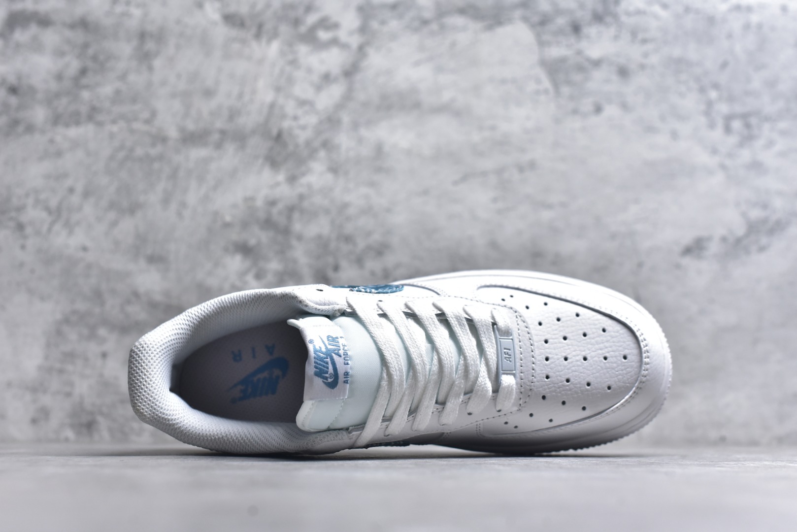 图片[4]-#NK Air Force 1´07 Low 空军一号低帮百搭休闲运动板鞋 DH4406-100 全网最具性价比版本没有之一 2022全新楦头鞋型 鱼鳞大底 历时开发三个月 清洁度完美 二维码鞋标 内置芯片及solo气垫 大底高度及其弧度依照正品 钢印 logo刺绣 鞋口弧度 鞋头长度 鞋面冲孔 鞋垫背胶及钢印 完美鞋型对比正品 每一处都是细节满满 尺码：36-45-选品中心