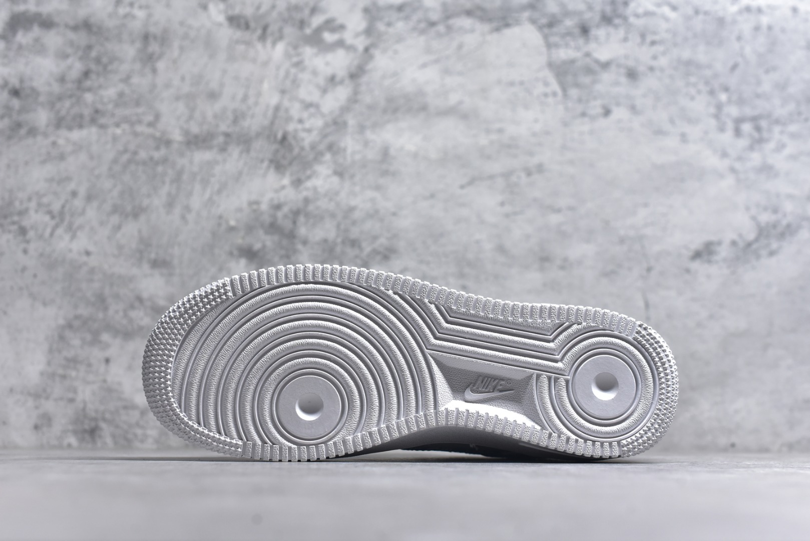 图片[6]-#NK Air Force 1´07 Low 空军一号低帮百搭休闲运动板鞋 DH4406-100 全网最具性价比版本没有之一 2022全新楦头鞋型 鱼鳞大底 历时开发三个月 清洁度完美 二维码鞋标 内置芯片及solo气垫 大底高度及其弧度依照正品 钢印 logo刺绣 鞋口弧度 鞋头长度 鞋面冲孔 鞋垫背胶及钢印 完美鞋型对比正品 每一处都是细节满满 尺码：36-45-选品中心