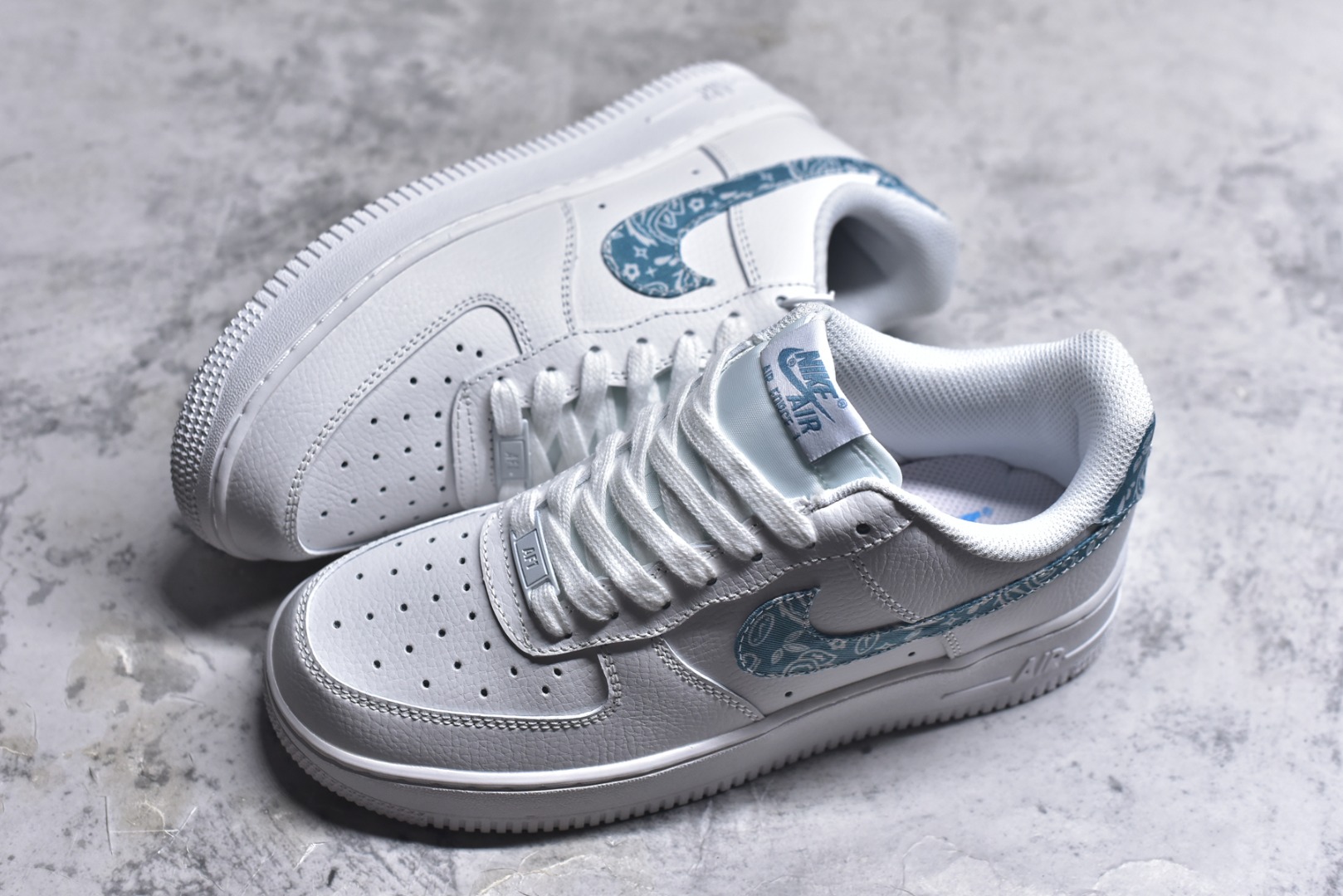 图片[7]-#NK Air Force 1´07 Low 空军一号低帮百搭休闲运动板鞋 DH4406-100 全网最具性价比版本没有之一 2022全新楦头鞋型 鱼鳞大底 历时开发三个月 清洁度完美 二维码鞋标 内置芯片及solo气垫 大底高度及其弧度依照正品 钢印 logo刺绣 鞋口弧度 鞋头长度 鞋面冲孔 鞋垫背胶及钢印 完美鞋型对比正品 每一处都是细节满满 尺码：36-45-选品中心