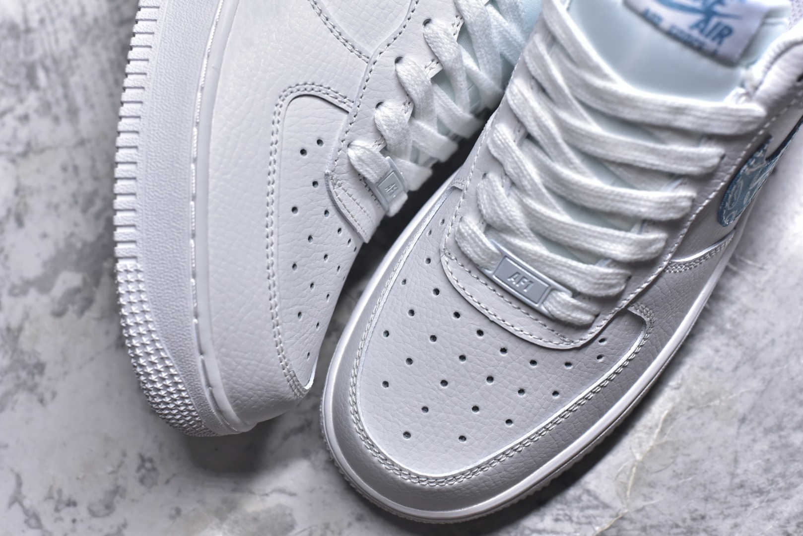 图片[8]-#NK Air Force 1´07 Low 空军一号低帮百搭休闲运动板鞋 DH4406-100 全网最具性价比版本没有之一 2022全新楦头鞋型 鱼鳞大底 历时开发三个月 清洁度完美 二维码鞋标 内置芯片及solo气垫 大底高度及其弧度依照正品 钢印 logo刺绣 鞋口弧度 鞋头长度 鞋面冲孔 鞋垫背胶及钢印 完美鞋型对比正品 每一处都是细节满满 尺码：36-45-选品中心