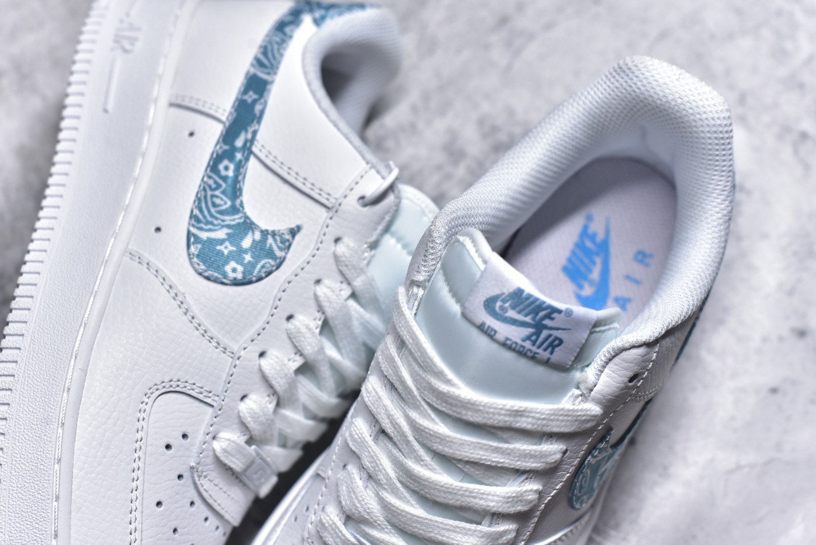 图片[9]-#NK Air Force 1´07 Low 空军一号低帮百搭休闲运动板鞋 DH4406-100 全网最具性价比版本没有之一 2022全新楦头鞋型 鱼鳞大底 历时开发三个月 清洁度完美 二维码鞋标 内置芯片及solo气垫 大底高度及其弧度依照正品 钢印 logo刺绣 鞋口弧度 鞋头长度 鞋面冲孔 鞋垫背胶及钢印 完美鞋型对比正品 每一处都是细节满满 尺码：36-45-选品中心