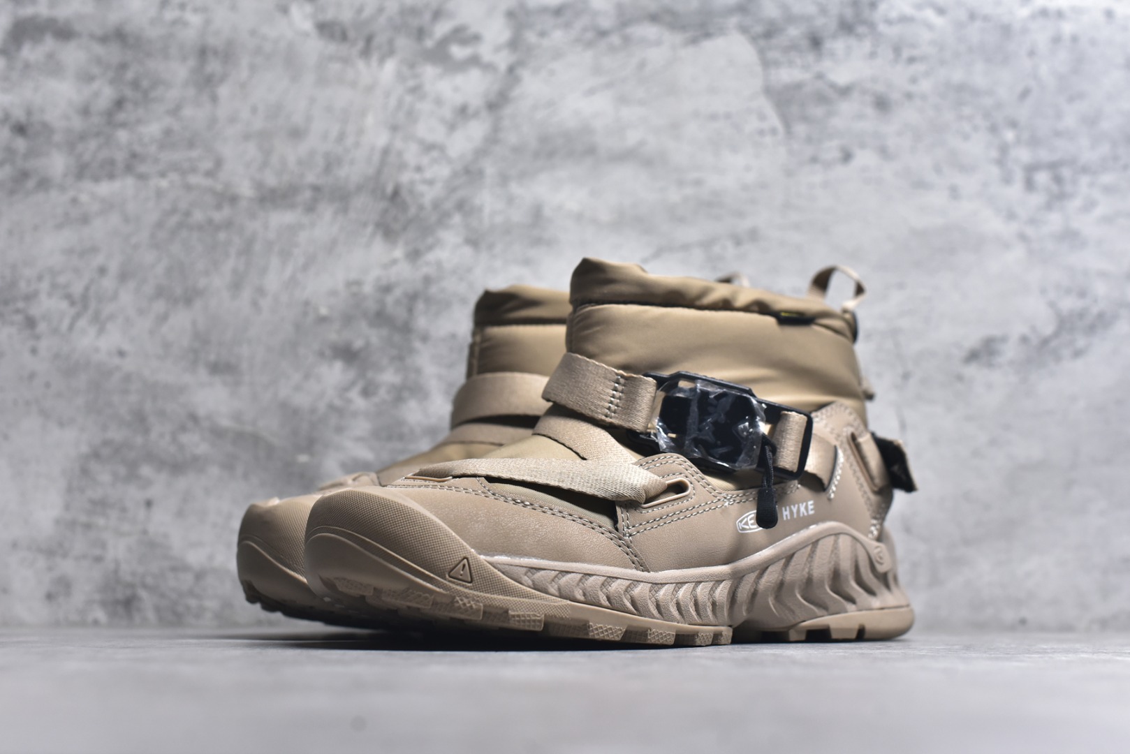 图片[2]-#KEEN HOODZERRA男女士抗水保暖加绒绑带雪地靴短靴 此款联名用了黑色和狼黄色，简约的配色体现了HYKE“继承和演化”的理念 配备了一键式FIDLOCK系统方便快捷地进行调整 鞋内采用KEEN独特的KEEN. WARM技术，使用的是 回收环保PET保暖材料 KEEN防水透气薄膜能够让鞋内的水分挥发的同时有效防水。当汗液和水分能够有效排除，便防止了湿气的产生让您的双脚保持干燥 采用100克KEEN. WARM回收塑料隔热材料保持舒适的温度可达-4°F/-20°C 货号：1027980 尺码：35.5 36 36.5 37.5 38 38.5 39 40-选品中心