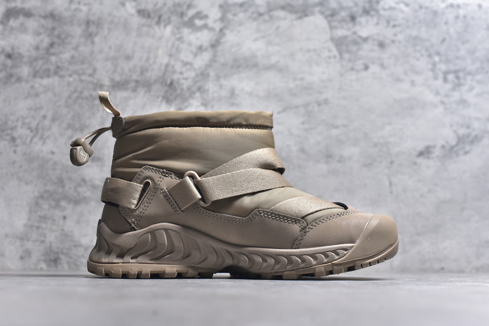 图片[3]-#KEEN HOODZERRA男女士抗水保暖加绒绑带雪地靴短靴 此款联名用了黑色和狼黄色，简约的配色体现了HYKE“继承和演化”的理念 配备了一键式FIDLOCK系统方便快捷地进行调整 鞋内采用KEEN独特的KEEN. WARM技术，使用的是 回收环保PET保暖材料 KEEN防水透气薄膜能够让鞋内的水分挥发的同时有效防水。当汗液和水分能够有效排除，便防止了湿气的产生让您的双脚保持干燥 采用100克KEEN. WARM回收塑料隔热材料保持舒适的温度可达-4°F/-20°C 货号：1027980 尺码：35.5 36 36.5 37.5 38 38.5 39 40-选品中心