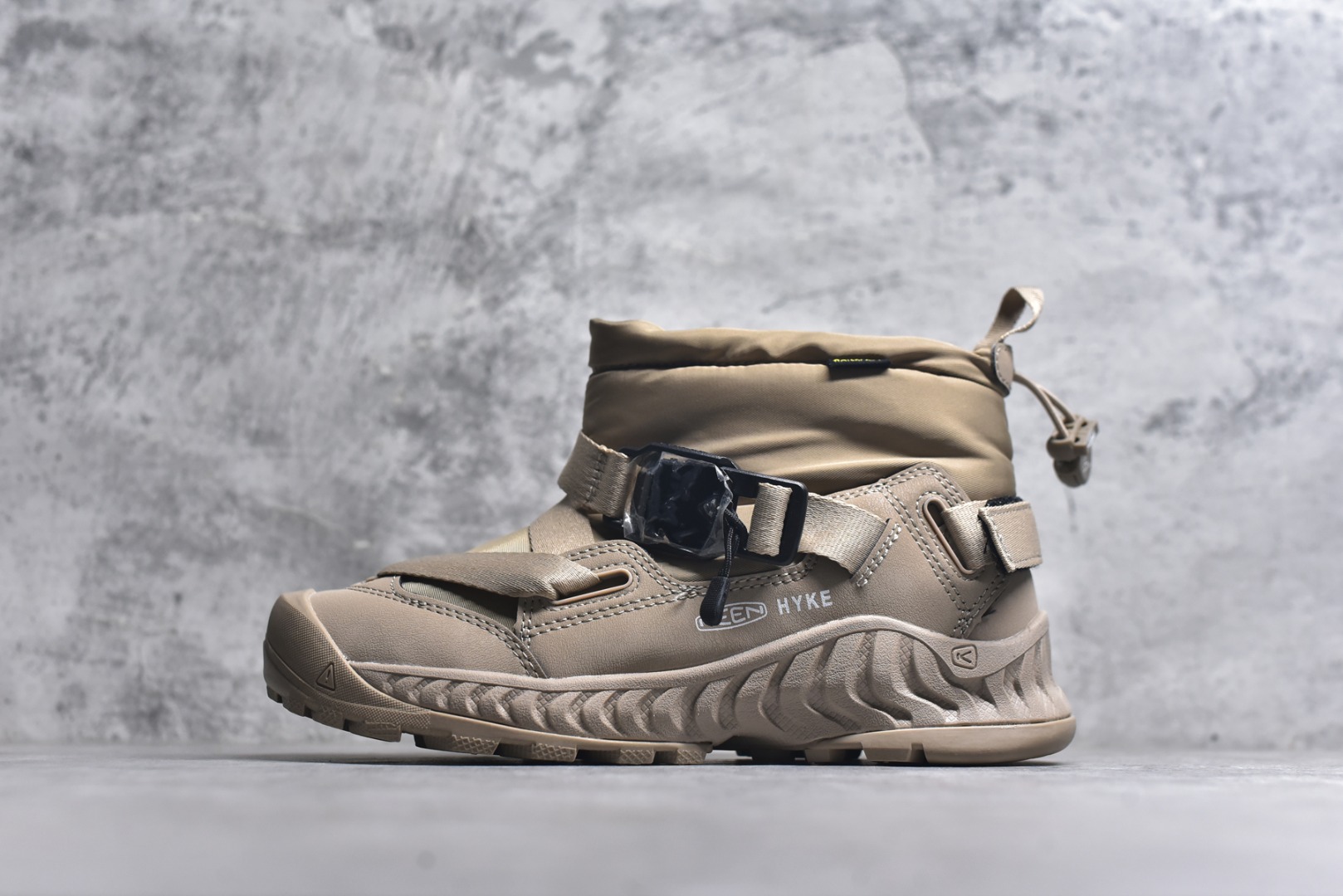 #KEEN HOODZERRA男女士抗水保暖加绒绑带雪地靴短靴 此款联名用了黑色和狼黄色，简约的配色体现了HYKE“继承和演化”的理念 配备了一键式FIDLOCK系统方便快捷地进行调整 鞋内采用KEEN独特的KEEN. WARM技术，使用的是 回收环保PET保暖材料 KEEN防水透气薄膜能够让鞋内的水分挥发的同时有效防水。当汗液和水分能够有效排除，便防止了湿气的产生让您的双脚保持干燥 采用100克KEEN. WARM回收塑料隔热材料保持舒适的温度可达-4°F/-20°C 货号：1027980 尺码：35.5 36 36.5 37.5 38 38.5 39 40-选品中心