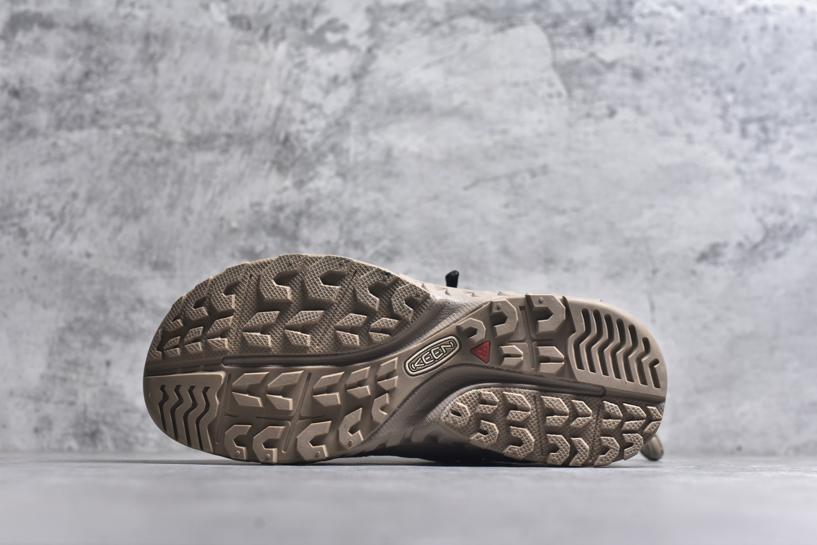 图片[6]-#KEEN HOODZERRA男女士抗水保暖加绒绑带雪地靴短靴 此款联名用了黑色和狼黄色，简约的配色体现了HYKE“继承和演化”的理念 配备了一键式FIDLOCK系统方便快捷地进行调整 鞋内采用KEEN独特的KEEN. WARM技术，使用的是 回收环保PET保暖材料 KEEN防水透气薄膜能够让鞋内的水分挥发的同时有效防水。当汗液和水分能够有效排除，便防止了湿气的产生让您的双脚保持干燥 采用100克KEEN. WARM回收塑料隔热材料保持舒适的温度可达-4°F/-20°C 货号：1027980 尺码：35.5 36 36.5 37.5 38 38.5 39 40-选品中心