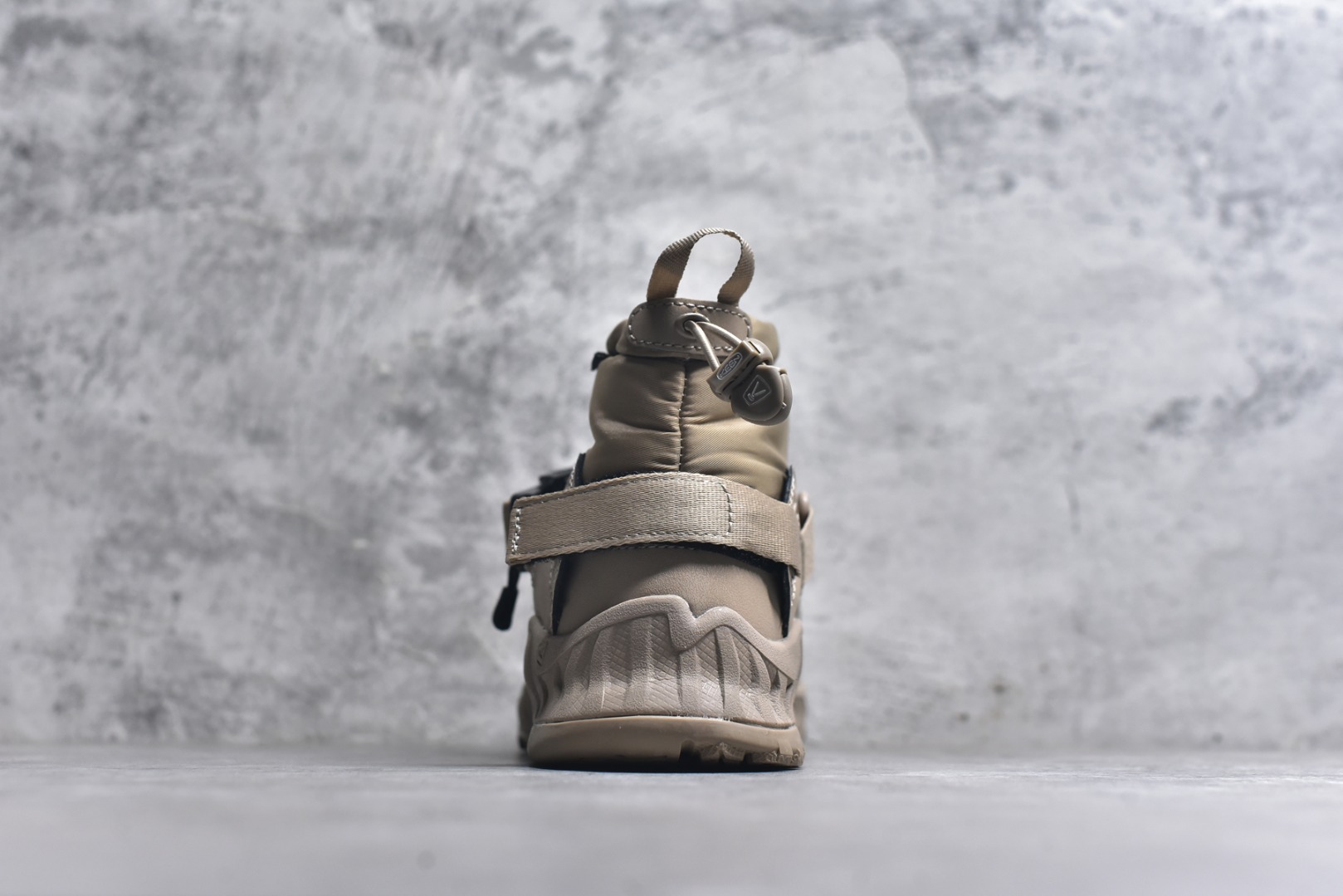 图片[5]-#KEEN HOODZERRA男女士抗水保暖加绒绑带雪地靴短靴 此款联名用了黑色和狼黄色，简约的配色体现了HYKE“继承和演化”的理念 配备了一键式FIDLOCK系统方便快捷地进行调整 鞋内采用KEEN独特的KEEN. WARM技术，使用的是 回收环保PET保暖材料 KEEN防水透气薄膜能够让鞋内的水分挥发的同时有效防水。当汗液和水分能够有效排除，便防止了湿气的产生让您的双脚保持干燥 采用100克KEEN. WARM回收塑料隔热材料保持舒适的温度可达-4°F/-20°C 货号：1027980 尺码：35.5 36 36.5 37.5 38 38.5 39 40-选品中心