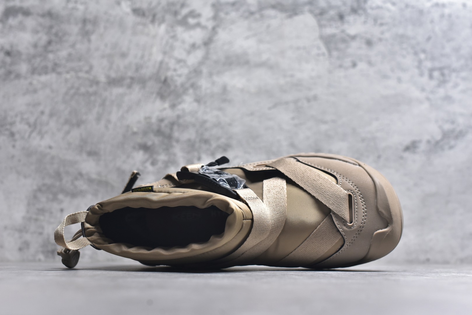 图片[4]-#KEEN HOODZERRA男女士抗水保暖加绒绑带雪地靴短靴 此款联名用了黑色和狼黄色，简约的配色体现了HYKE“继承和演化”的理念 配备了一键式FIDLOCK系统方便快捷地进行调整 鞋内采用KEEN独特的KEEN. WARM技术，使用的是 回收环保PET保暖材料 KEEN防水透气薄膜能够让鞋内的水分挥发的同时有效防水。当汗液和水分能够有效排除，便防止了湿气的产生让您的双脚保持干燥 采用100克KEEN. WARM回收塑料隔热材料保持舒适的温度可达-4°F/-20°C 货号：1027980 尺码：35.5 36 36.5 37.5 38 38.5 39 40-选品中心