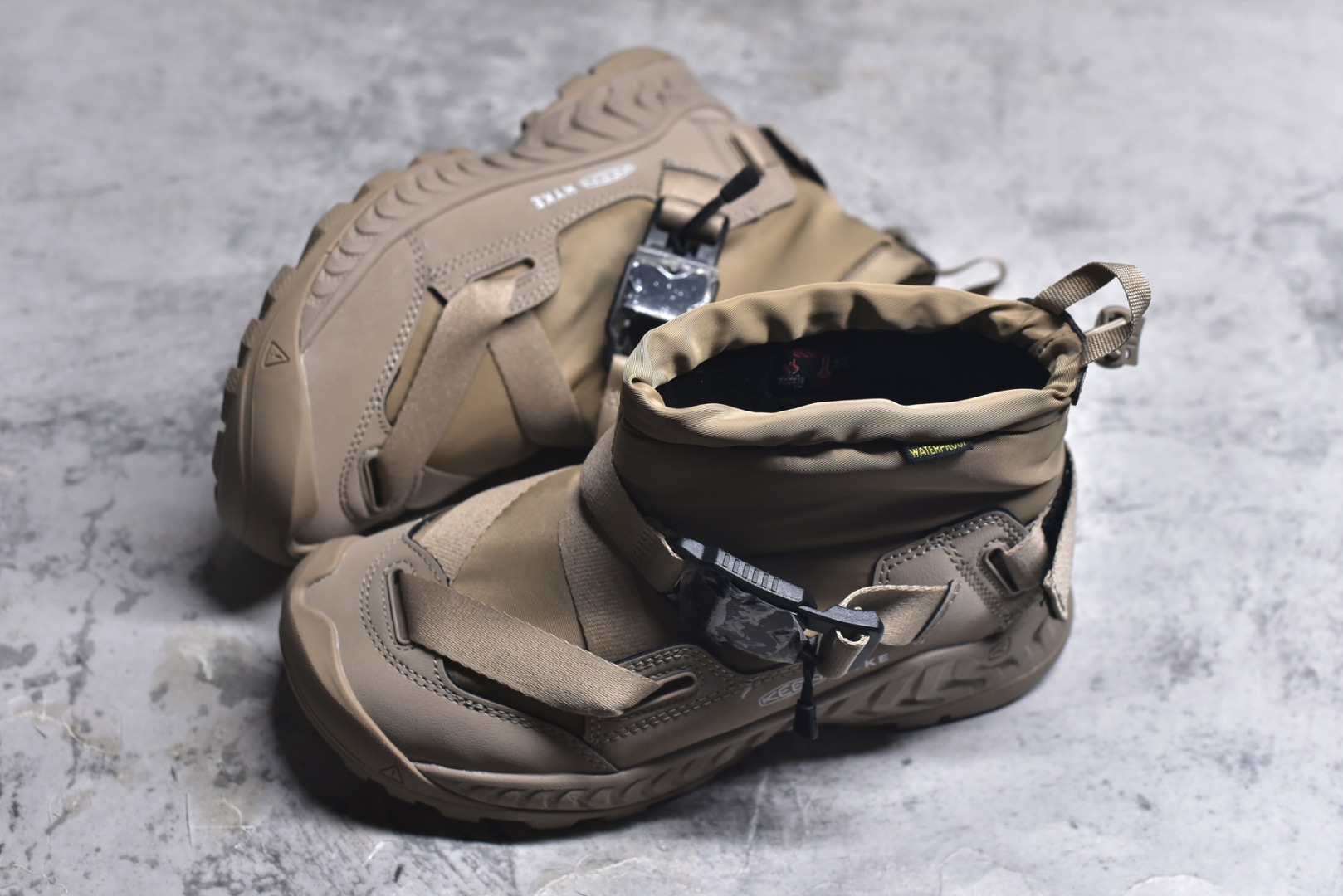 图片[7]-#KEEN HOODZERRA男女士抗水保暖加绒绑带雪地靴短靴 此款联名用了黑色和狼黄色，简约的配色体现了HYKE“继承和演化”的理念 配备了一键式FIDLOCK系统方便快捷地进行调整 鞋内采用KEEN独特的KEEN. WARM技术，使用的是 回收环保PET保暖材料 KEEN防水透气薄膜能够让鞋内的水分挥发的同时有效防水。当汗液和水分能够有效排除，便防止了湿气的产生让您的双脚保持干燥 采用100克KEEN. WARM回收塑料隔热材料保持舒适的温度可达-4°F/-20°C 货号：1027980 尺码：35.5 36 36.5 37.5 38 38.5 39 40-选品中心