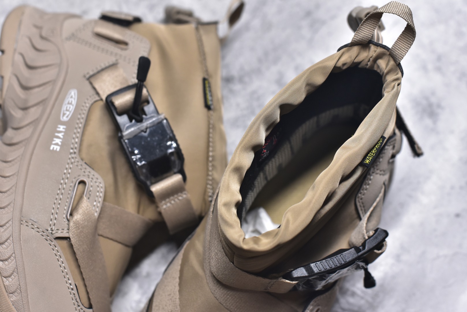 图片[9]-#KEEN HOODZERRA男女士抗水保暖加绒绑带雪地靴短靴 此款联名用了黑色和狼黄色，简约的配色体现了HYKE“继承和演化”的理念 配备了一键式FIDLOCK系统方便快捷地进行调整 鞋内采用KEEN独特的KEEN. WARM技术，使用的是 回收环保PET保暖材料 KEEN防水透气薄膜能够让鞋内的水分挥发的同时有效防水。当汗液和水分能够有效排除，便防止了湿气的产生让您的双脚保持干燥 采用100克KEEN. WARM回收塑料隔热材料保持舒适的温度可达-4°F/-20°C 货号：1027980 尺码：35.5 36 36.5 37.5 38 38.5 39 40-选品中心