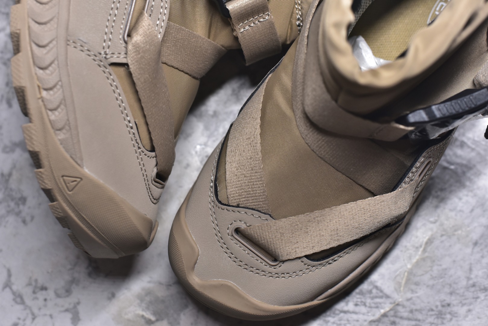 图片[8]-#KEEN HOODZERRA男女士抗水保暖加绒绑带雪地靴短靴 此款联名用了黑色和狼黄色，简约的配色体现了HYKE“继承和演化”的理念 配备了一键式FIDLOCK系统方便快捷地进行调整 鞋内采用KEEN独特的KEEN. WARM技术，使用的是 回收环保PET保暖材料 KEEN防水透气薄膜能够让鞋内的水分挥发的同时有效防水。当汗液和水分能够有效排除，便防止了湿气的产生让您的双脚保持干燥 采用100克KEEN. WARM回收塑料隔热材料保持舒适的温度可达-4°F/-20°C 货号：1027980 尺码：35.5 36 36.5 37.5 38 38.5 39 40-选品中心