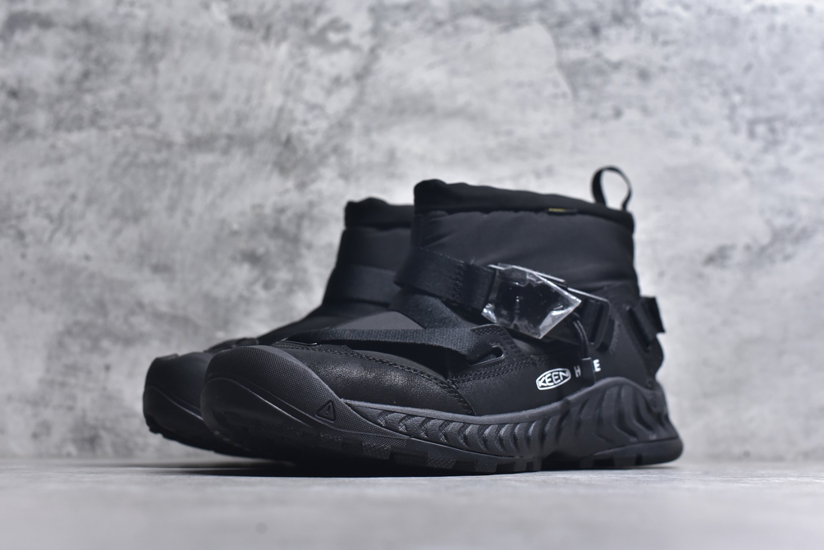 图片[2]-#KEEN HOODZERRA男女士抗水保暖加绒绑带雪地靴短靴 此款联名用了黑色和狼黄色，简约的配色体现了HYKE“继承和演化”的理念 配备了一键式FIDLOCK系统方便快捷地进行调整 鞋内采用KEEN独特的KEEN. WARM技术，使用的是 回收环保PET保暖材料 KEEN防水透气薄膜能够让鞋内的水分挥发的同时有效防水。当汗液和水分能够有效排除，便防止了湿气的产生让您的双脚保持干燥 采用100克KEEN. WARM回收塑料隔热材料保持舒适的温度可达-4°F/-20°C 货号：1027979 尺码：35.5-44.5-选品中心