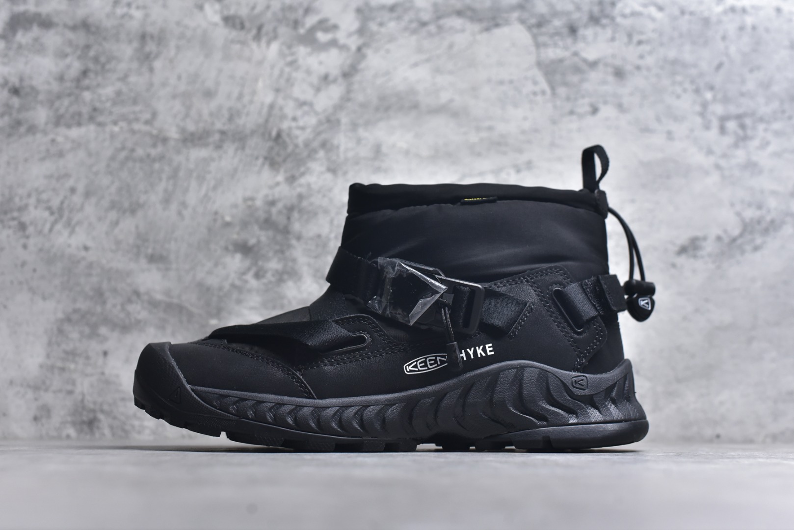 #KEEN HOODZERRA男女士抗水保暖加绒绑带雪地靴短靴 此款联名用了黑色和狼黄色，简约的配色体现了HYKE“继承和演化”的理念 配备了一键式FIDLOCK系统方便快捷地进行调整 鞋内采用KEEN独特的KEEN. WARM技术，使用的是 回收环保PET保暖材料 KEEN防水透气薄膜能够让鞋内的水分挥发的同时有效防水。当汗液和水分能够有效排除，便防止了湿气的产生让您的双脚保持干燥 采用100克KEEN. WARM回收塑料隔热材料保持舒适的温度可达-4°F/-20°C 货号：1027979 尺码：35.5-44.5-选品中心