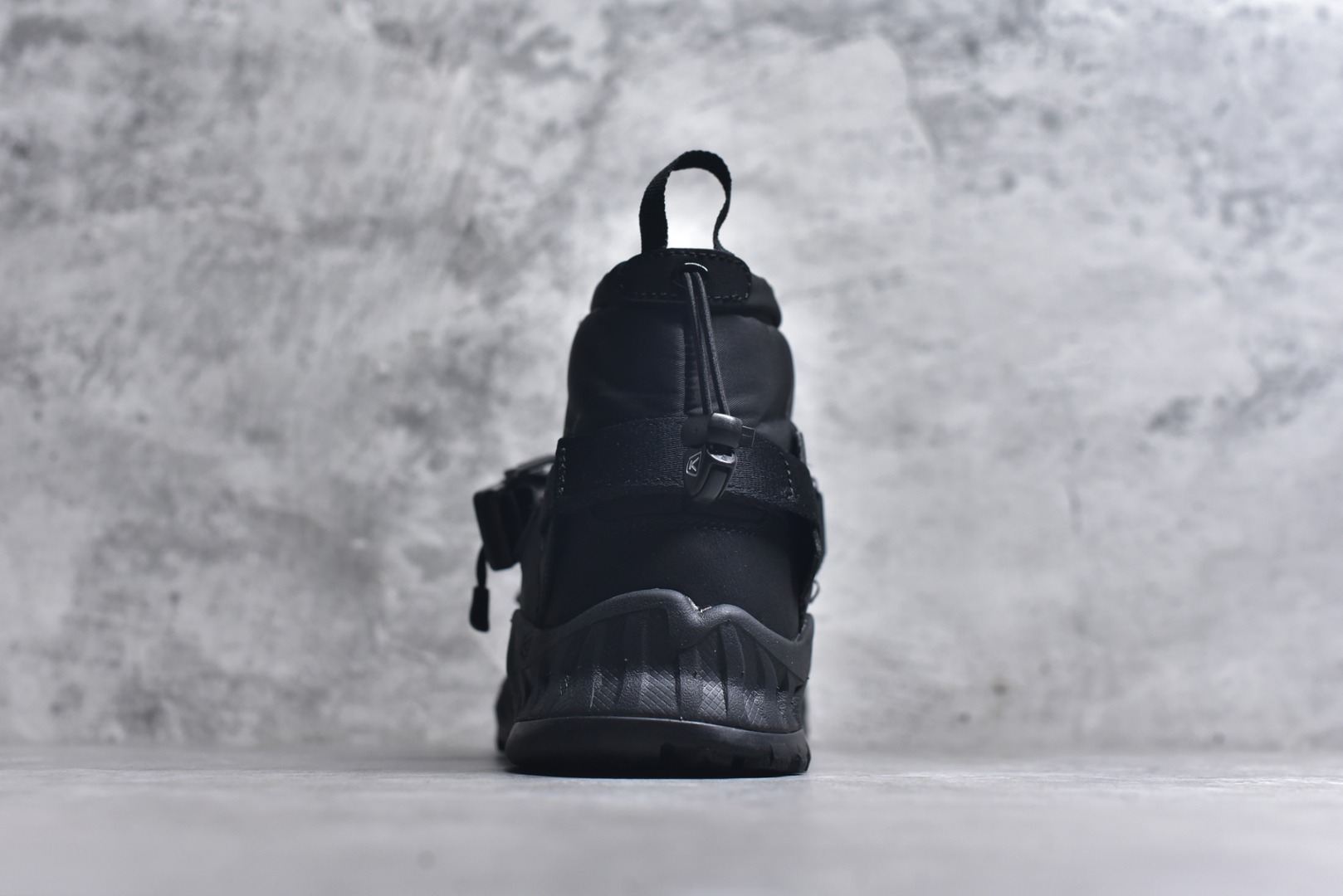 图片[5]-#KEEN HOODZERRA男女士抗水保暖加绒绑带雪地靴短靴 此款联名用了黑色和狼黄色，简约的配色体现了HYKE“继承和演化”的理念 配备了一键式FIDLOCK系统方便快捷地进行调整 鞋内采用KEEN独特的KEEN. WARM技术，使用的是 回收环保PET保暖材料 KEEN防水透气薄膜能够让鞋内的水分挥发的同时有效防水。当汗液和水分能够有效排除，便防止了湿气的产生让您的双脚保持干燥 采用100克KEEN. WARM回收塑料隔热材料保持舒适的温度可达-4°F/-20°C 货号：1027979 尺码：35.5-44.5-选品中心