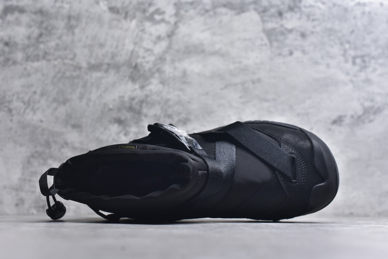 图片[4]-#KEEN HOODZERRA男女士抗水保暖加绒绑带雪地靴短靴 此款联名用了黑色和狼黄色，简约的配色体现了HYKE“继承和演化”的理念 配备了一键式FIDLOCK系统方便快捷地进行调整 鞋内采用KEEN独特的KEEN. WARM技术，使用的是 回收环保PET保暖材料 KEEN防水透气薄膜能够让鞋内的水分挥发的同时有效防水。当汗液和水分能够有效排除，便防止了湿气的产生让您的双脚保持干燥 采用100克KEEN. WARM回收塑料隔热材料保持舒适的温度可达-4°F/-20°C 货号：1027979 尺码：35.5-44.5-选品中心