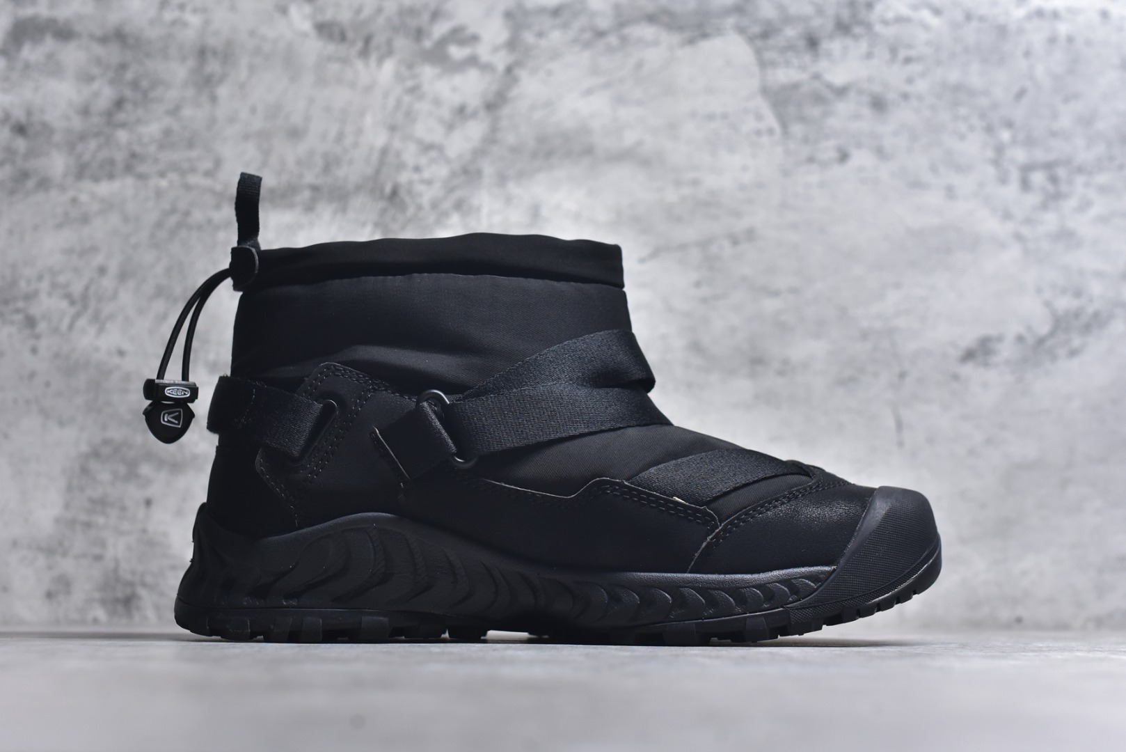 图片[3]-#KEEN HOODZERRA男女士抗水保暖加绒绑带雪地靴短靴 此款联名用了黑色和狼黄色，简约的配色体现了HYKE“继承和演化”的理念 配备了一键式FIDLOCK系统方便快捷地进行调整 鞋内采用KEEN独特的KEEN. WARM技术，使用的是 回收环保PET保暖材料 KEEN防水透气薄膜能够让鞋内的水分挥发的同时有效防水。当汗液和水分能够有效排除，便防止了湿气的产生让您的双脚保持干燥 采用100克KEEN. WARM回收塑料隔热材料保持舒适的温度可达-4°F/-20°C 货号：1027979 尺码：35.5-44.5-选品中心