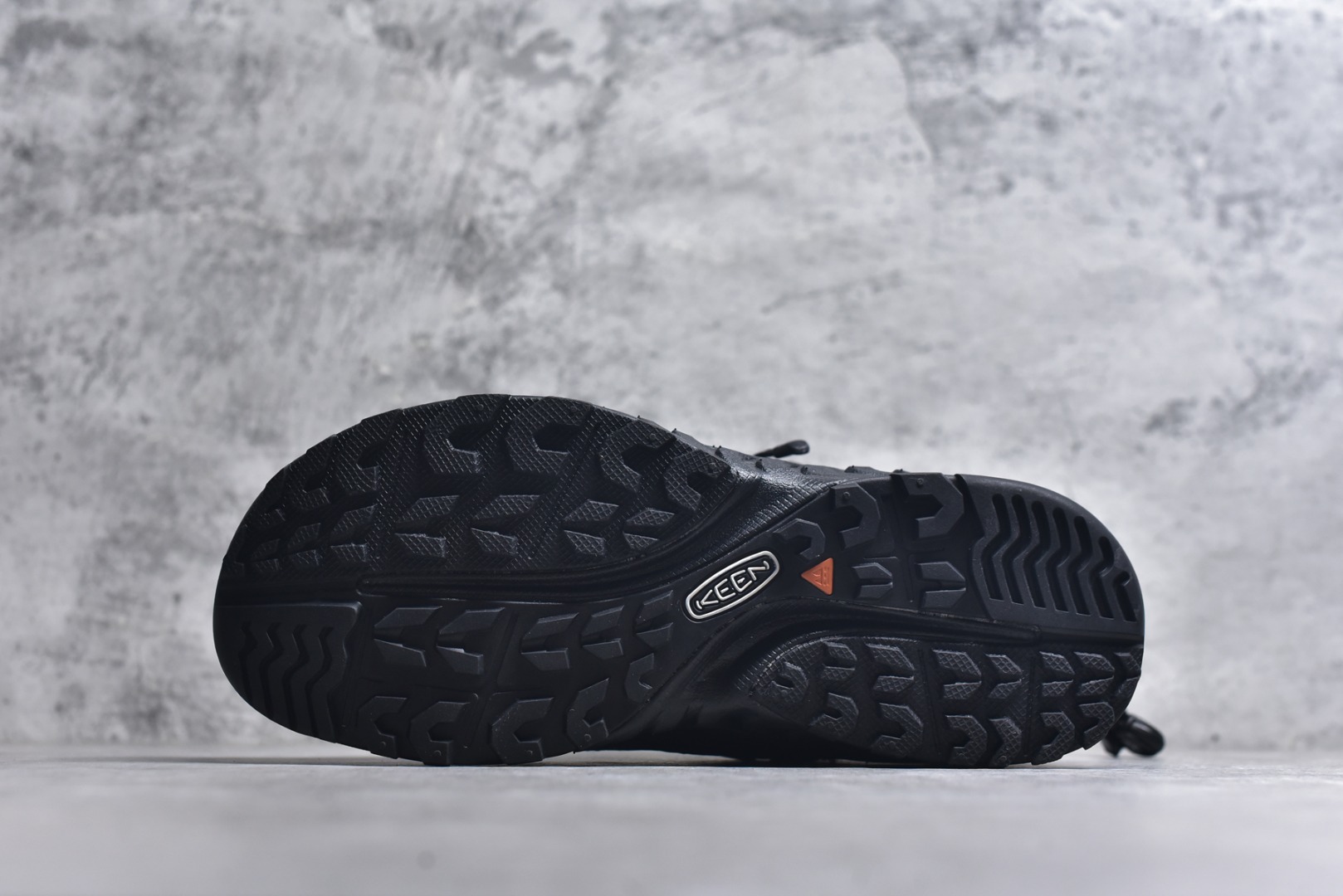 图片[6]-#KEEN HOODZERRA男女士抗水保暖加绒绑带雪地靴短靴 此款联名用了黑色和狼黄色，简约的配色体现了HYKE“继承和演化”的理念 配备了一键式FIDLOCK系统方便快捷地进行调整 鞋内采用KEEN独特的KEEN. WARM技术，使用的是 回收环保PET保暖材料 KEEN防水透气薄膜能够让鞋内的水分挥发的同时有效防水。当汗液和水分能够有效排除，便防止了湿气的产生让您的双脚保持干燥 采用100克KEEN. WARM回收塑料隔热材料保持舒适的温度可达-4°F/-20°C 货号：1027979 尺码：35.5-44.5-选品中心