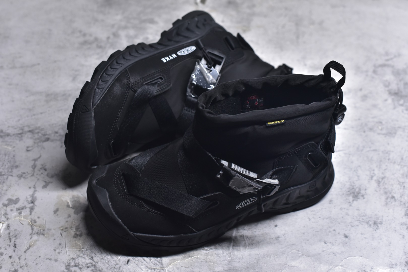 图片[7]-#KEEN HOODZERRA男女士抗水保暖加绒绑带雪地靴短靴 此款联名用了黑色和狼黄色，简约的配色体现了HYKE“继承和演化”的理念 配备了一键式FIDLOCK系统方便快捷地进行调整 鞋内采用KEEN独特的KEEN. WARM技术，使用的是 回收环保PET保暖材料 KEEN防水透气薄膜能够让鞋内的水分挥发的同时有效防水。当汗液和水分能够有效排除，便防止了湿气的产生让您的双脚保持干燥 采用100克KEEN. WARM回收塑料隔热材料保持舒适的温度可达-4°F/-20°C 货号：1027979 尺码：35.5-44.5-选品中心