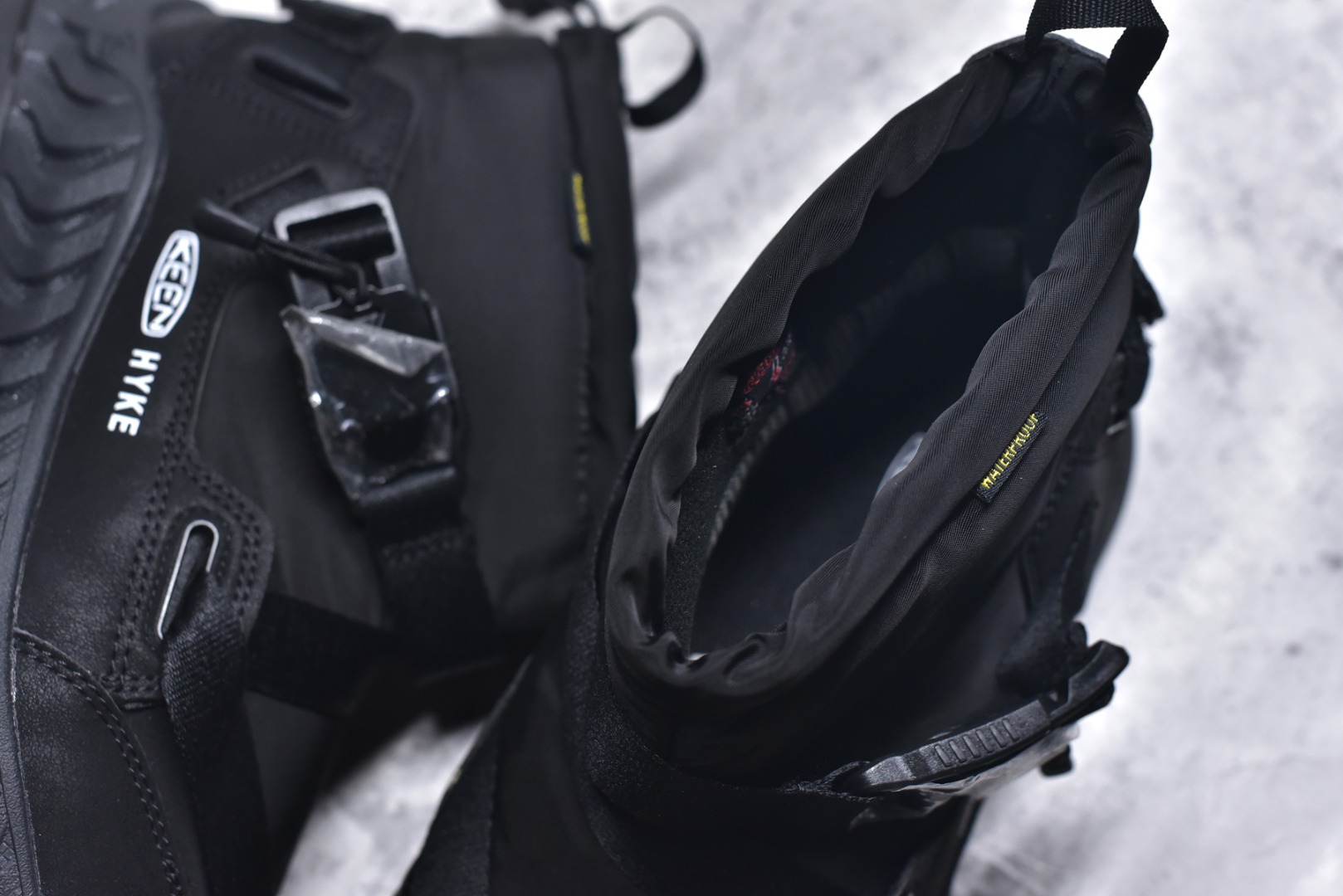 图片[9]-#KEEN HOODZERRA男女士抗水保暖加绒绑带雪地靴短靴 此款联名用了黑色和狼黄色，简约的配色体现了HYKE“继承和演化”的理念 配备了一键式FIDLOCK系统方便快捷地进行调整 鞋内采用KEEN独特的KEEN. WARM技术，使用的是 回收环保PET保暖材料 KEEN防水透气薄膜能够让鞋内的水分挥发的同时有效防水。当汗液和水分能够有效排除，便防止了湿气的产生让您的双脚保持干燥 采用100克KEEN. WARM回收塑料隔热材料保持舒适的温度可达-4°F/-20°C 货号：1027979 尺码：35.5-44.5-选品中心