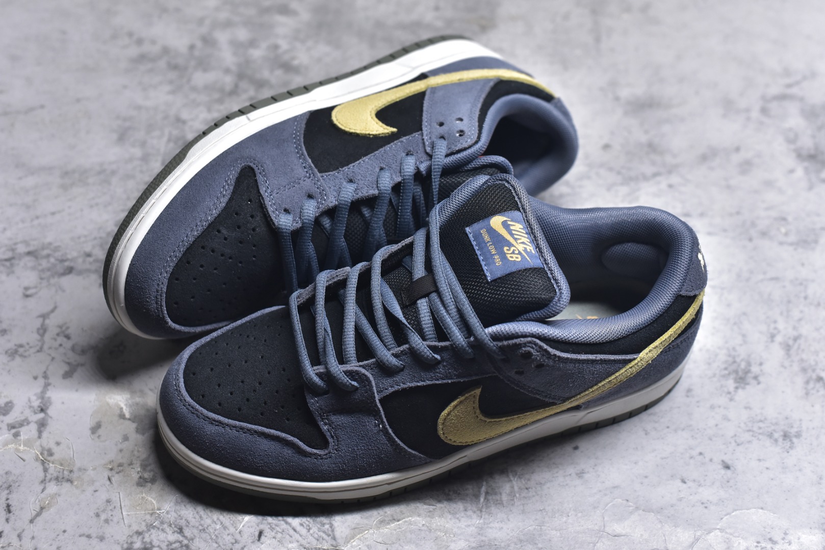 图片[7]-#NIKE DUNK SB LOW 全新配色 SB顾名思义，具有经典的Dunk血缘，又注入了更多的时尚元素。相较于普通的Dunk滑板鞋，改良版的Dunk SB加厚了鞋舌的填充，使舒适性大大提升，同时也更方便穿脱；中底部分则加入了脚感柔软舒适Zoom Air气垫，有效吸收滑板等极限运动在落地时带来的冲击力，为街头运动者们提供更好的保护 货号：HF3063 002 尺码：40 40.5 41 42 42.5 43 44 45 46-选品中心