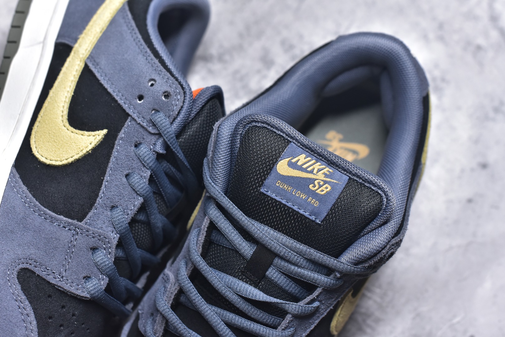 图片[9]-#NIKE DUNK SB LOW 全新配色 SB顾名思义，具有经典的Dunk血缘，又注入了更多的时尚元素。相较于普通的Dunk滑板鞋，改良版的Dunk SB加厚了鞋舌的填充，使舒适性大大提升，同时也更方便穿脱；中底部分则加入了脚感柔软舒适Zoom Air气垫，有效吸收滑板等极限运动在落地时带来的冲击力，为街头运动者们提供更好的保护 货号：HF3063 002 尺码：40 40.5 41 42 42.5 43 44 45 46-选品中心