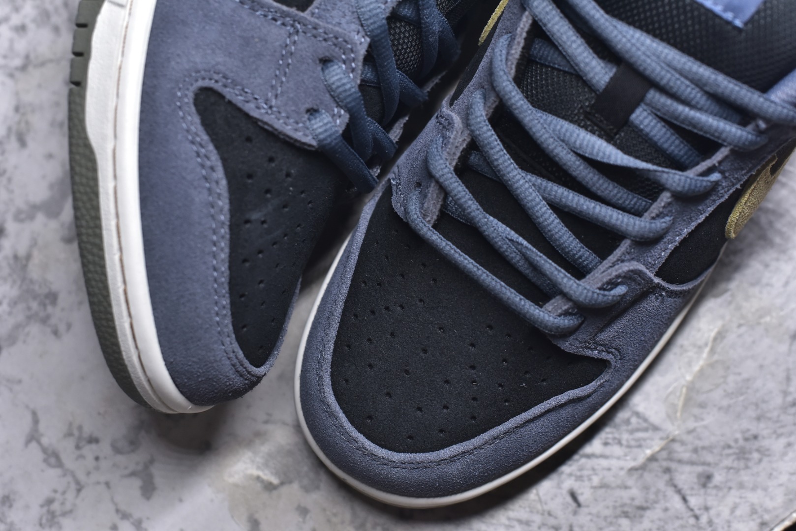 图片[8]-#NIKE DUNK SB LOW 全新配色 SB顾名思义，具有经典的Dunk血缘，又注入了更多的时尚元素。相较于普通的Dunk滑板鞋，改良版的Dunk SB加厚了鞋舌的填充，使舒适性大大提升，同时也更方便穿脱；中底部分则加入了脚感柔软舒适Zoom Air气垫，有效吸收滑板等极限运动在落地时带来的冲击力，为街头运动者们提供更好的保护 货号：HF3063 002 尺码：40 40.5 41 42 42.5 43 44 45 46-选品中心