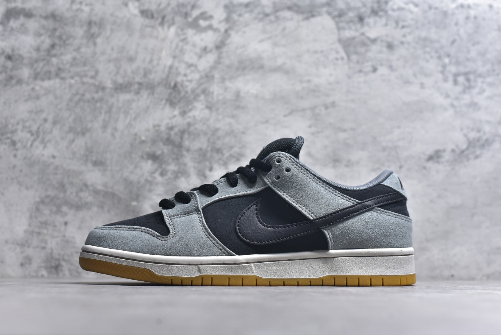 #Nike Dunk SB Low 灰生胶 纯原大厂出品 极力推荐👏原装头层材料 独家版型蒸餾加工帶來的是更好的视觉和脚感体验大厂纯原品质出货 清洁度 电绣工艺 皮料切割干净无任何毛边 细节完美货号：HF3063 001 尺码：40-46-选品中心