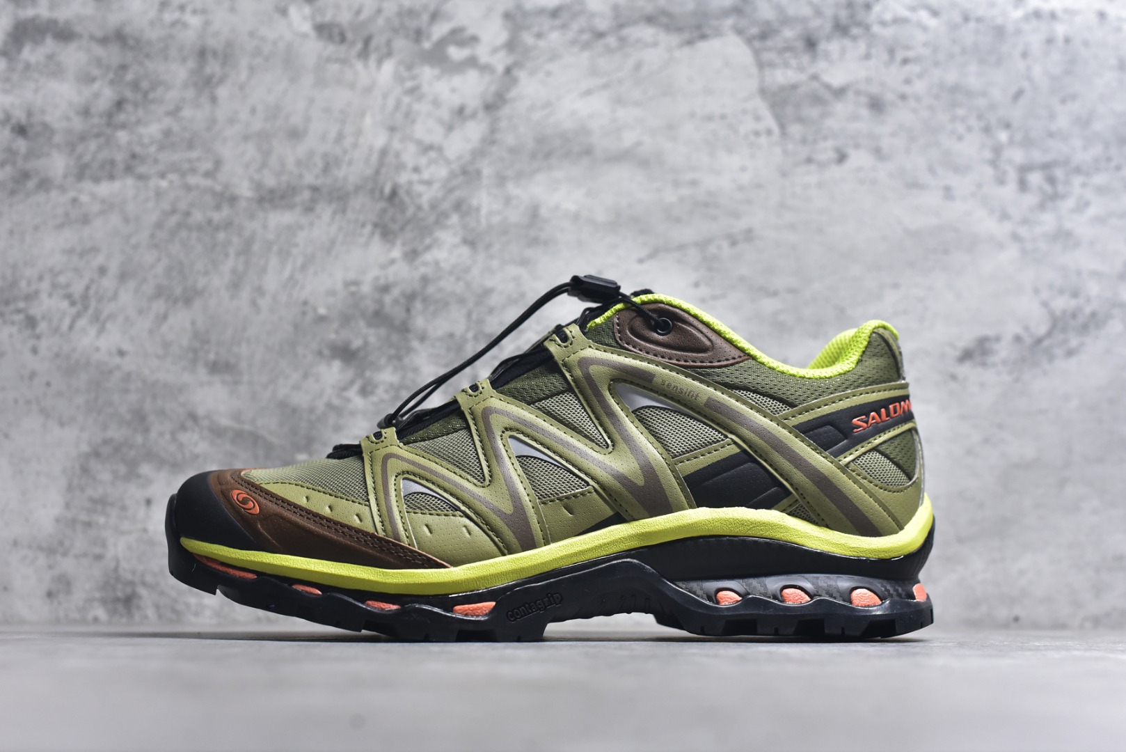#Salomon XT-QUEST ADV 萨洛蒙情侣款户外机能鞋 绿色 491258 全新绿x升级版 品质大改进 ️ 全鞋改进为原厂一致材料打造 全新修长鞋型 相对老版臃肿鞋型 此版的版型更正 全新玻璃冲刀 清洁度提升 同步原版左右鞋带孔的间距加大（之前老版间距太小） 网面与鞋头材料校对一致无色差（老版网面有色差） 鞋后跟反口V字定型同步zp（老版臃肿为U字后跟反口） 鞋舌两侧鞋帮脚踝处更加直挺（之前老版往中间踏） 鞋盒黑盒改正为原版牛皮纸鞋盒 鞋头处添加☯️太极标 所有细节多次修改校正 坚持同步原版无差别 毋庸置疑全市场最好的版本💪🏻终端优势供应 尺码：36-46-选品中心