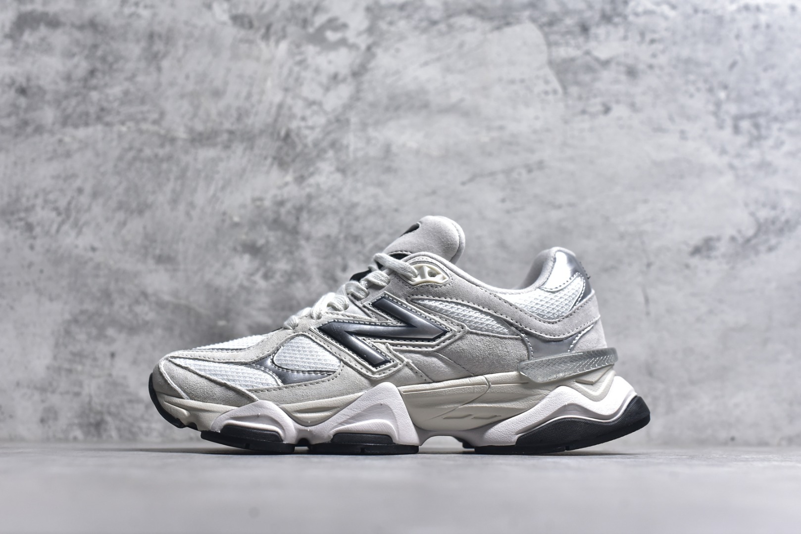 #New Balance NB9060系列 复古休闲运动慢跑鞋 U9060JRB #鞋款灵感源自设计师本人对夏日的怀日回忆。鞋面大身由空间双格及磨砂鞋面拼接而生，配以柔和、温暖的粉橘色调，夏日氛围拉满 #采用大面积网眼以及麂皮材质覆盖鞋身，还原经典气质。搭载ABZORB避震科技，由泡沫聚酯制成，上脚可以有效减少由鞋底反弹对身体及双腿的冲击力 尺码：36 37 37.5 38 38.5 39 40 40.5 41 42 42.5 43 44 45-选品中心