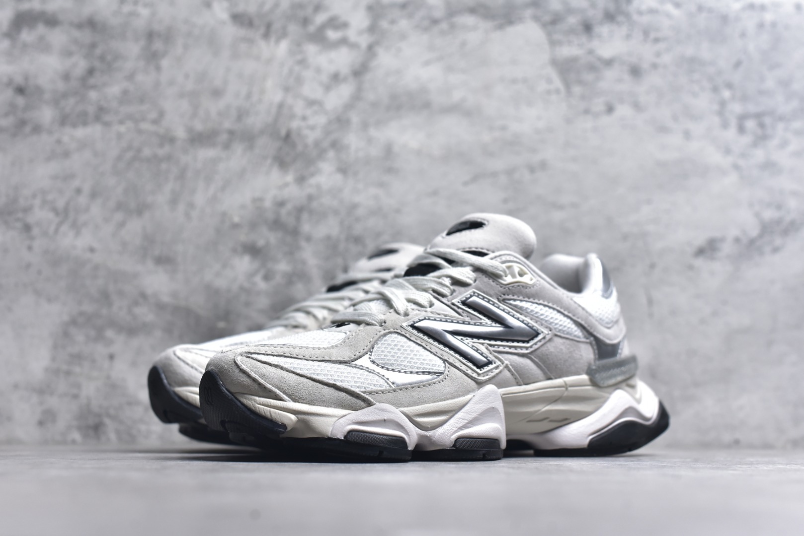 图片[2]-#New Balance NB9060系列 复古休闲运动慢跑鞋 U9060JRB #鞋款灵感源自设计师本人对夏日的怀日回忆。鞋面大身由空间双格及磨砂鞋面拼接而生，配以柔和、温暖的粉橘色调，夏日氛围拉满 #采用大面积网眼以及麂皮材质覆盖鞋身，还原经典气质。搭载ABZORB避震科技，由泡沫聚酯制成，上脚可以有效减少由鞋底反弹对身体及双腿的冲击力 尺码：36 37 37.5 38 38.5 39 40 40.5 41 42 42.5 43 44 45-选品中心