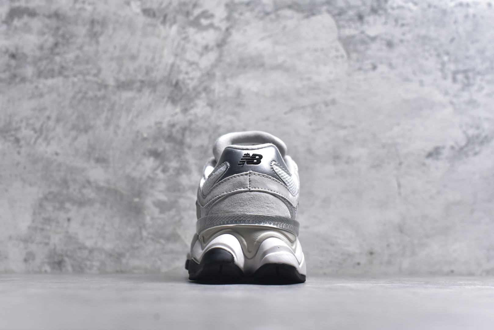 图片[5]-#New Balance NB9060系列 复古休闲运动慢跑鞋 U9060JRB #鞋款灵感源自设计师本人对夏日的怀日回忆。鞋面大身由空间双格及磨砂鞋面拼接而生，配以柔和、温暖的粉橘色调，夏日氛围拉满 #采用大面积网眼以及麂皮材质覆盖鞋身，还原经典气质。搭载ABZORB避震科技，由泡沫聚酯制成，上脚可以有效减少由鞋底反弹对身体及双腿的冲击力 尺码：36 37 37.5 38 38.5 39 40 40.5 41 42 42.5 43 44 45-选品中心