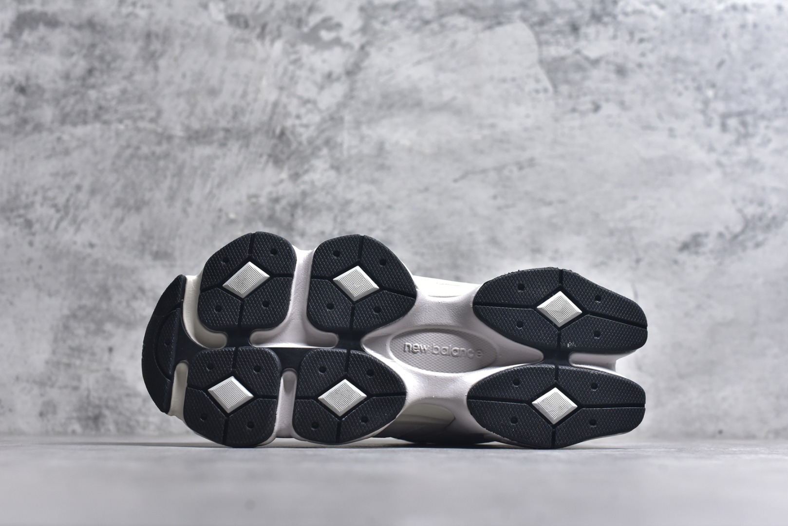 图片[6]-#New Balance NB9060系列 复古休闲运动慢跑鞋 U9060JRB #鞋款灵感源自设计师本人对夏日的怀日回忆。鞋面大身由空间双格及磨砂鞋面拼接而生，配以柔和、温暖的粉橘色调，夏日氛围拉满 #采用大面积网眼以及麂皮材质覆盖鞋身，还原经典气质。搭载ABZORB避震科技，由泡沫聚酯制成，上脚可以有效减少由鞋底反弹对身体及双腿的冲击力 尺码：36 37 37.5 38 38.5 39 40 40.5 41 42 42.5 43 44 45-选品中心