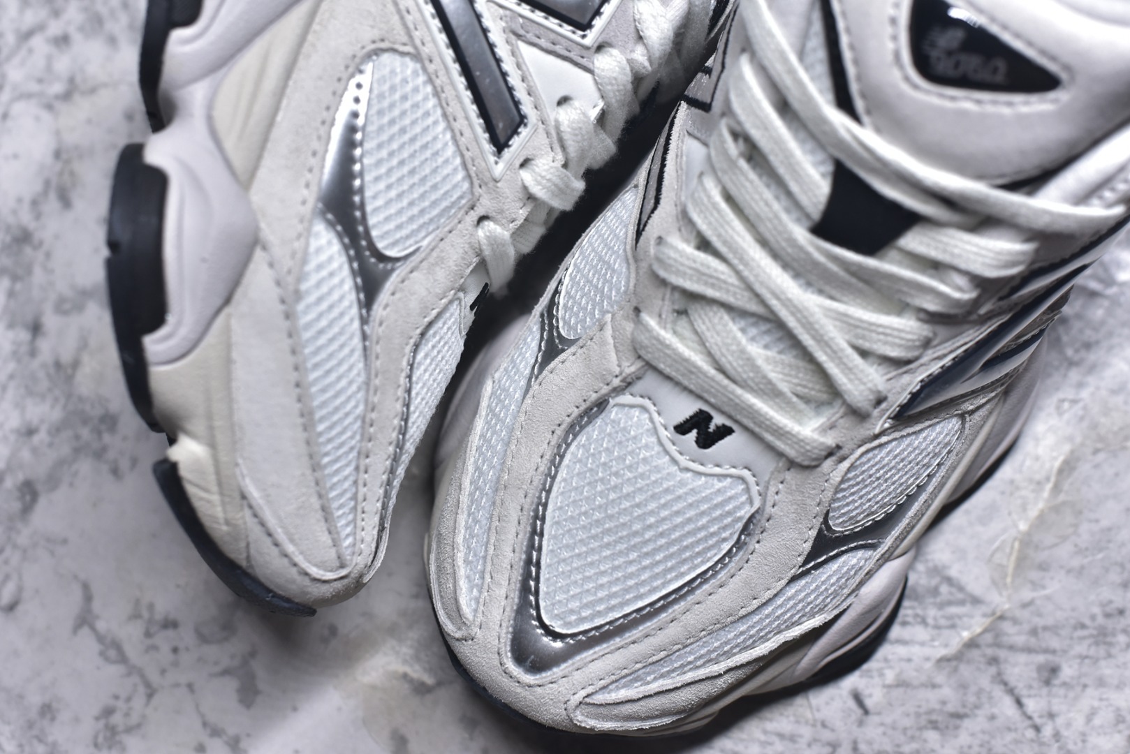 图片[8]-#New Balance NB9060系列 复古休闲运动慢跑鞋 U9060JRB #鞋款灵感源自设计师本人对夏日的怀日回忆。鞋面大身由空间双格及磨砂鞋面拼接而生，配以柔和、温暖的粉橘色调，夏日氛围拉满 #采用大面积网眼以及麂皮材质覆盖鞋身，还原经典气质。搭载ABZORB避震科技，由泡沫聚酯制成，上脚可以有效减少由鞋底反弹对身体及双腿的冲击力 尺码：36 37 37.5 38 38.5 39 40 40.5 41 42 42.5 43 44 45-选品中心