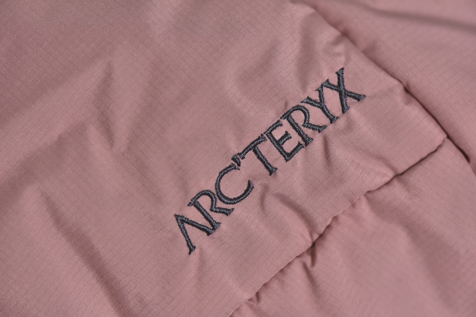 图片[8]-#ARCTERYX 始祖鸟ATOM AR阿童木 情侣同款棉服系列 ❗ 现货供应 全年售后❗ 温馨提示❗（只做高端产品） DF巅峰 踏上巅峰❗ 颜色：黑色.空黄.白灰.粉色 尺码：XS.S. M .L .XL. XXL.-选品中心