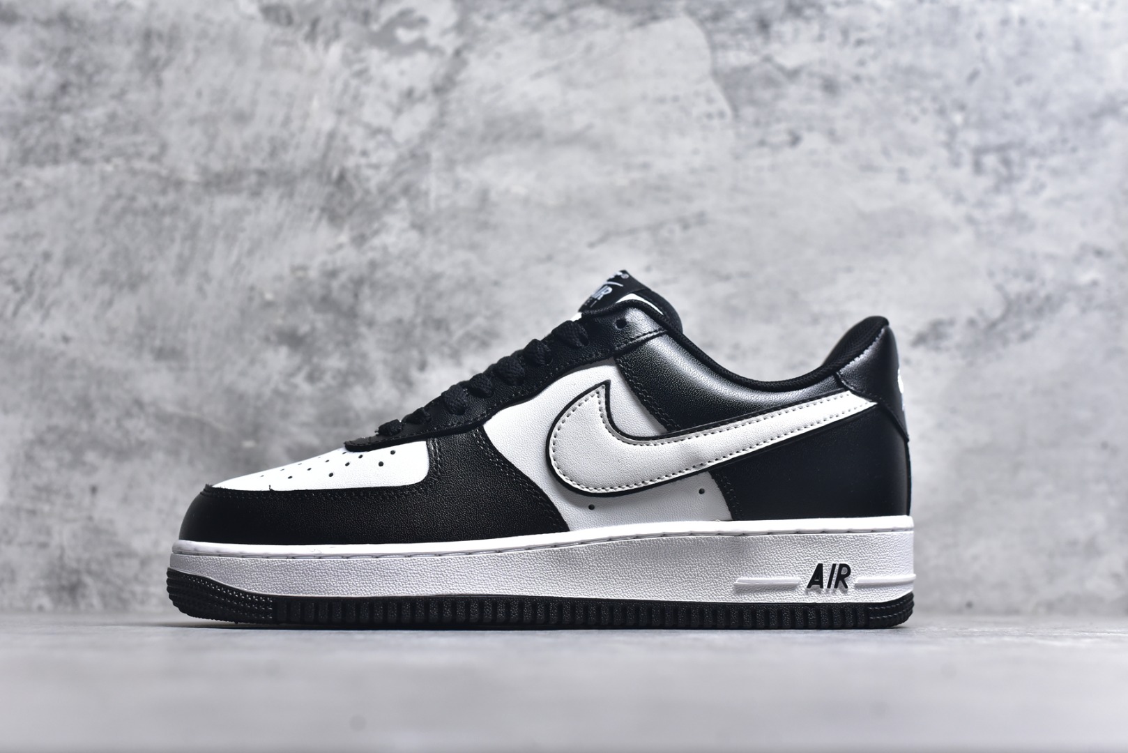 #Nike Air Force 1 Low 熊猫白黑叠勾 空军一号低帮运动休闲板鞋 原楦头原纸板 打造纯正空军版型#专注外贸渠道 全掌内置蜂窝气垫 #原盒配件 原厂中底钢印、拉帮完美 货号：DV0788-001 尺码：36 36.5 37.5 38 38.5 39 40 40.5 41 42 42.5 43 44 44.5 45-选品中心