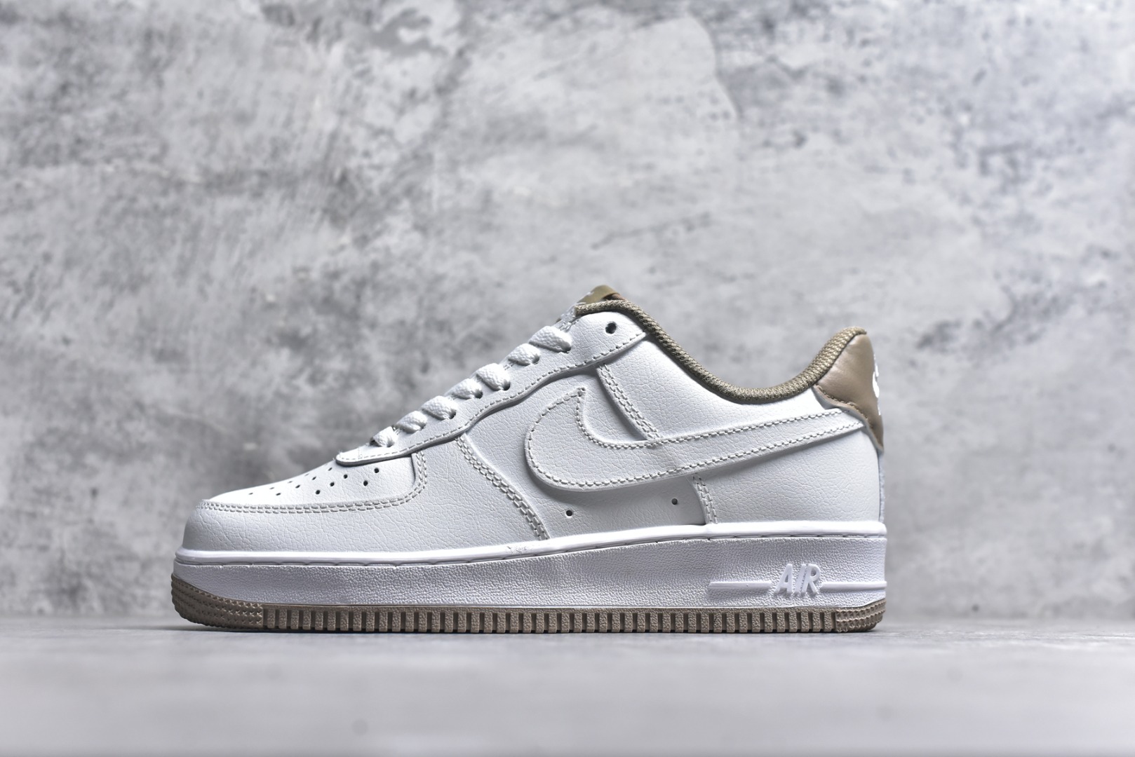 #Nike Air Force 1 Low 白卡其底 空军一号低帮运动休闲板鞋 原楦头原纸板 打造纯正空军版型#专注外贸渠道 全掌内置蜂窝气垫 #原盒配件 原厂中底钢印、拉帮完美 货号：DR9867-100 尺码：36 36.5 37.5 38 38.5 39 40 40.5 41 42 42.5 43 44 44.5 45-选品中心