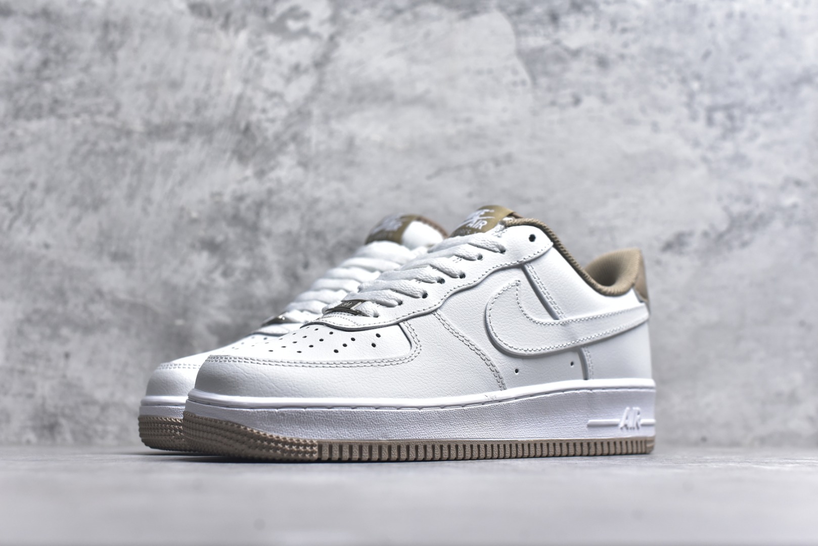 图片[2]-#Nike Air Force 1 Low 白卡其底 空军一号低帮运动休闲板鞋 原楦头原纸板 打造纯正空军版型#专注外贸渠道 全掌内置蜂窝气垫 #原盒配件 原厂中底钢印、拉帮完美 货号：DR9867-100 尺码：36 36.5 37.5 38 38.5 39 40 40.5 41 42 42.5 43 44 44.5 45-选品中心