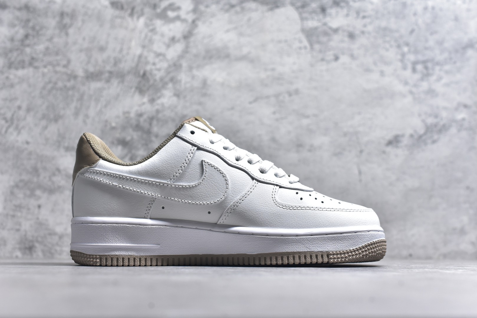 图片[3]-#Nike Air Force 1 Low 白卡其底 空军一号低帮运动休闲板鞋 原楦头原纸板 打造纯正空军版型#专注外贸渠道 全掌内置蜂窝气垫 #原盒配件 原厂中底钢印、拉帮完美 货号：DR9867-100 尺码：36 36.5 37.5 38 38.5 39 40 40.5 41 42 42.5 43 44 44.5 45-选品中心