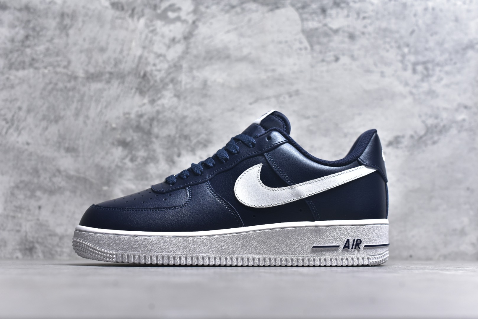 #Nike Air Force 1 Low 权志龙海军蓝 空军一号低帮运动休闲板鞋 原楦头原纸板 打造纯正空军版型#专注外贸渠道 全掌内置蜂窝气垫 #原盒配件 原厂中底钢印、拉帮完美 货号：CJ0952-400 尺码：36 36.5 37.5 38 38.5 39 40 40.5 41 42 42.5 43 44 44.5 45-选品中心