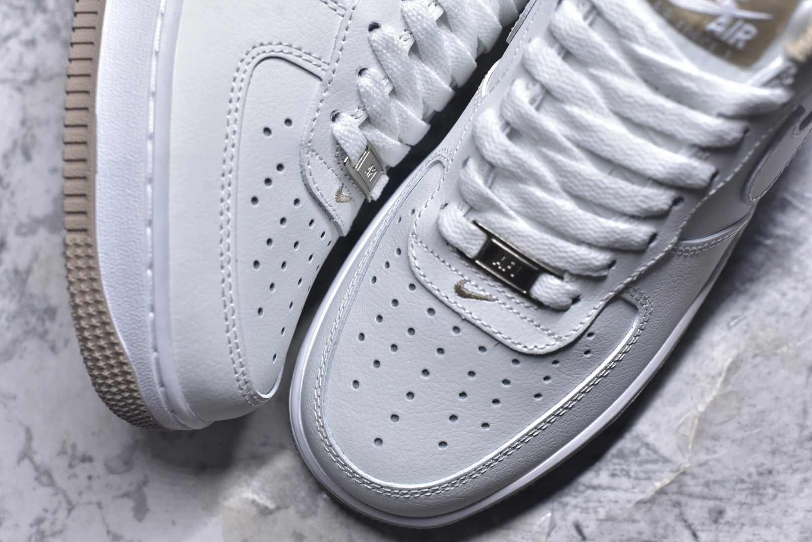 图片[8]-#Nike Air Force 1 Low 白卡其底 空军一号低帮运动休闲板鞋 原楦头原纸板 打造纯正空军版型#专注外贸渠道 全掌内置蜂窝气垫 #原盒配件 原厂中底钢印、拉帮完美 货号：DR9867-100 尺码：36 36.5 37.5 38 38.5 39 40 40.5 41 42 42.5 43 44 44.5 45-选品中心