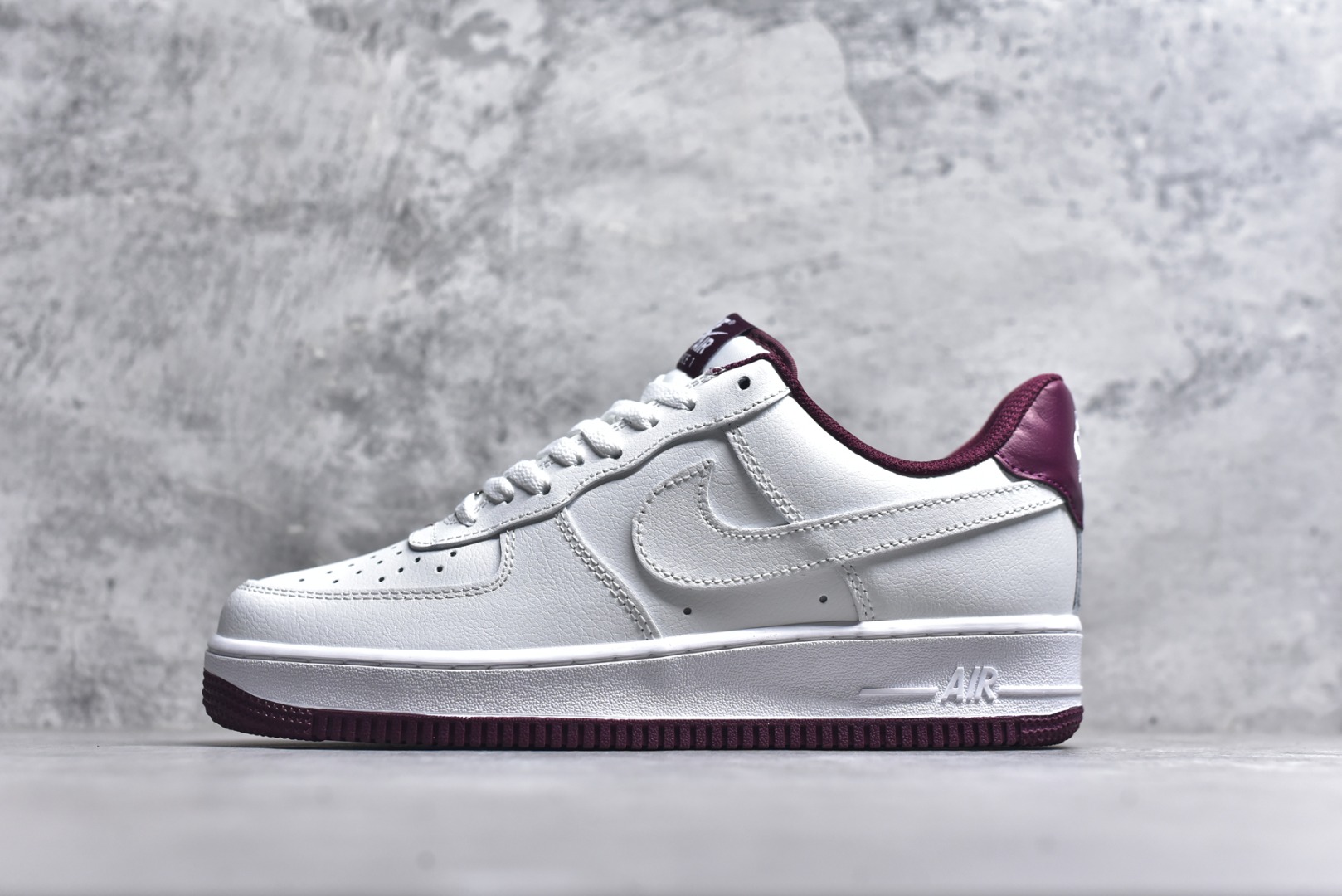 #Nike Air Force 1 Low 白酒红底 空军一号低帮运动休闲板鞋 原楦头原纸板 打造纯正空军版型#专注外贸渠道 全掌内置蜂窝气垫 #原盒配件 原厂中底钢印、拉帮完美 货号：DR7561-106 尺码：36 36.5 37.5 38 38.5 39 40 40.5 41 42 42.5 43 44 44.5 45-选品中心
