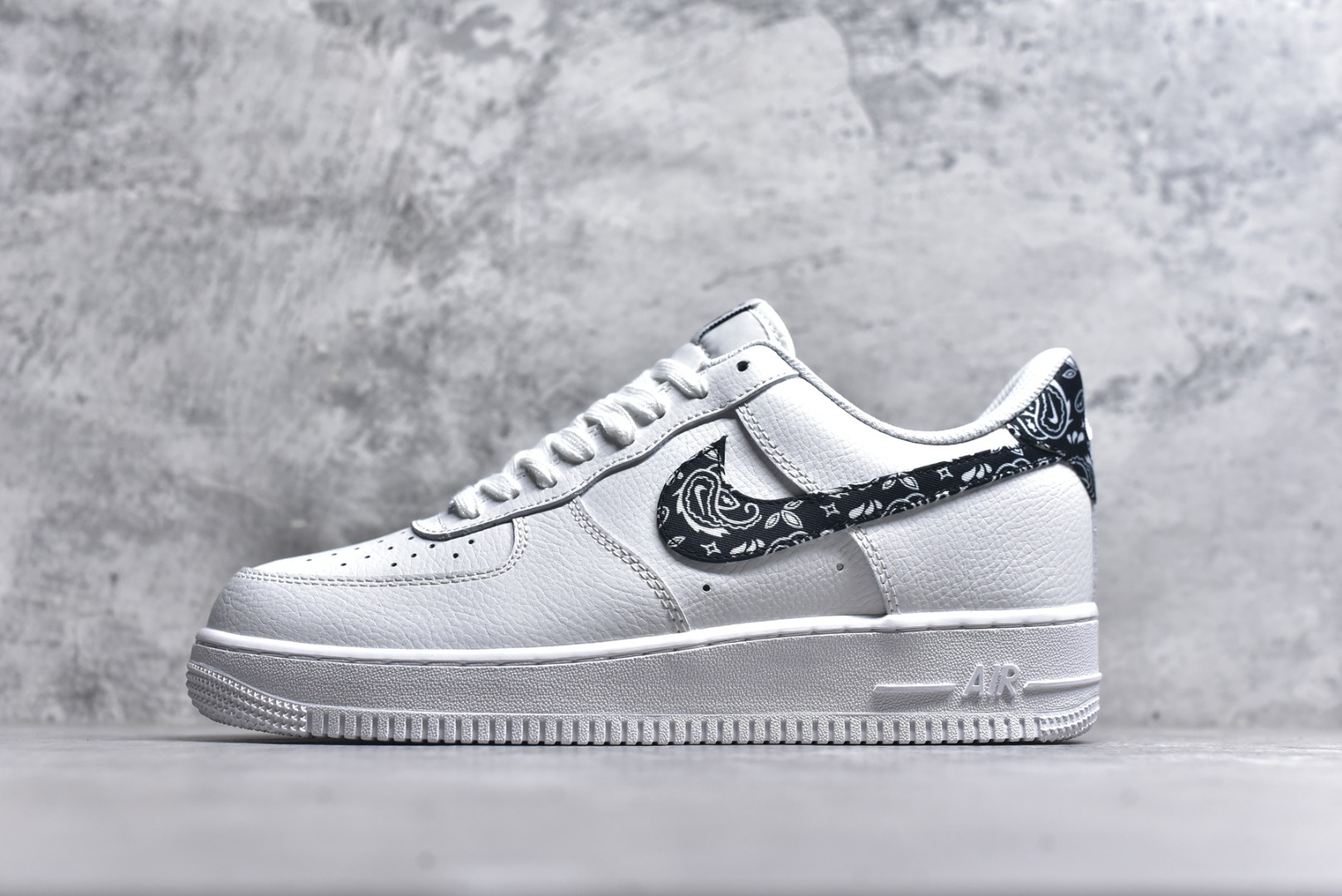 #Nike Air Force 1 Low 白黑腰果勾 空军一号低帮运动休闲板鞋 原楦头原纸板 打造纯正空军版型#专注外贸渠道 全掌内置蜂窝气垫 #原盒配件 原厂中底钢印、拉帮完美 货号：DH4406-101 尺码：36 36.5 37.5 38 38.5 39 40 40.5 41 42 42.5 43 44 44.5 45-选品中心