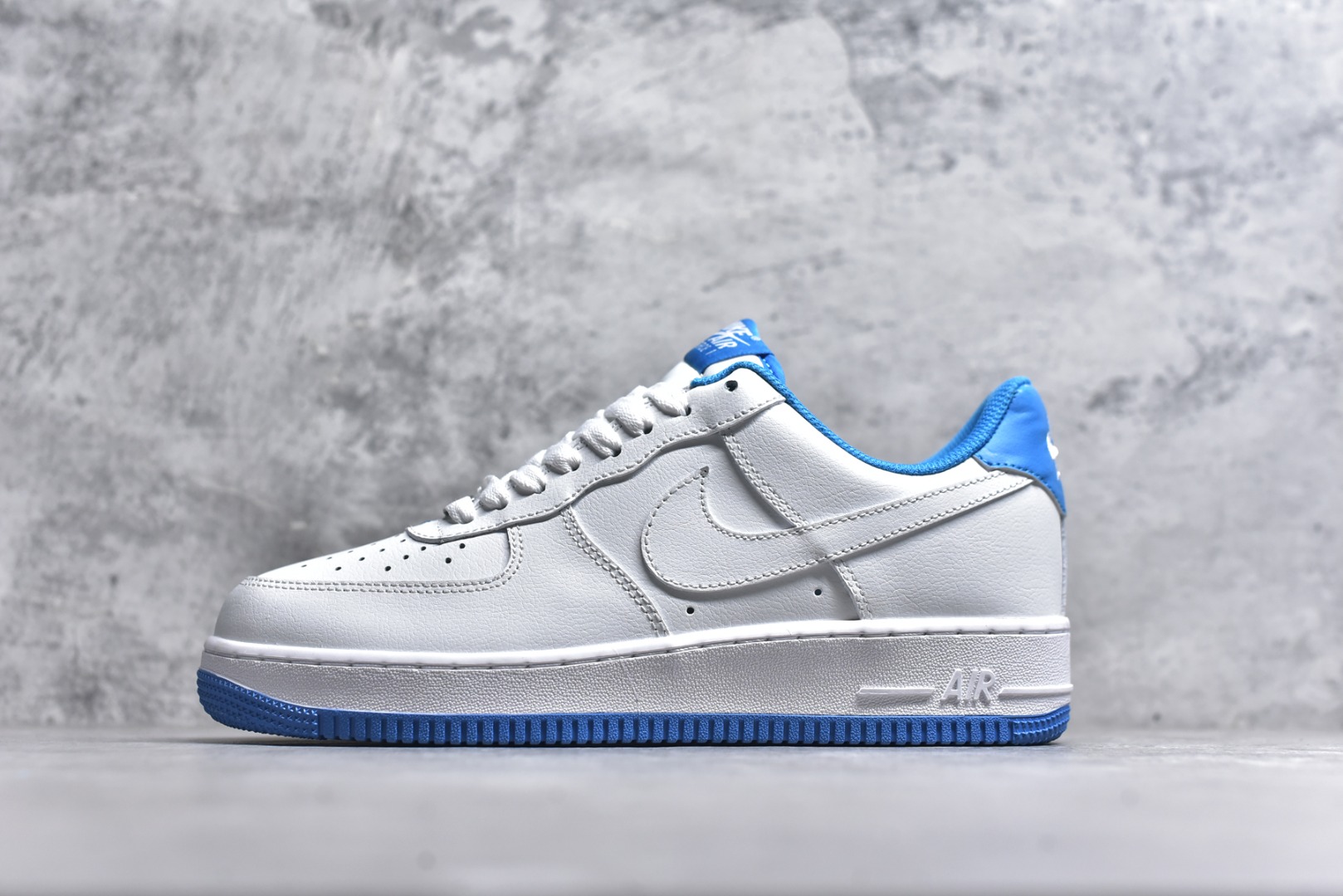 # NK Air Force 1 Low 白蓝尾 原楦头原纸板 打造纯正空军版型专注外贸渠道 全掌内置蜂窝气垫 原盒配件 原厂中底钢印、拉帮完美 货号：DR9867-101 尺码：36 36.5 37.5 38 38.5 39 40 40.5 41 42 42.5 43 44 44.5 45-选品中心
