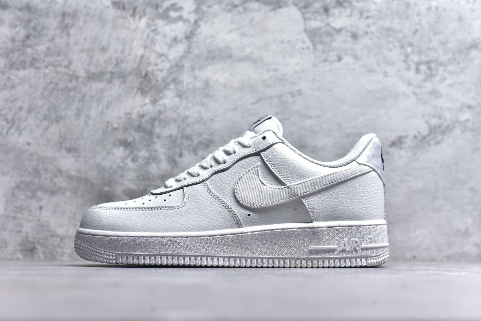 #Nike Air Force 1 Low 白灰腰果勾 空军一号低帮运动休闲板鞋 原楦头原纸板 打造纯正空军版型#专注外贸渠道 全掌内置蜂窝气垫 #原盒配件 原厂中底钢印、拉帮完美 货号：DJ9942-100 尺码：36 36.5 37.5 38 38.5 39 40 40.5 41 42 42.5 43 44 44.5 45-选品中心