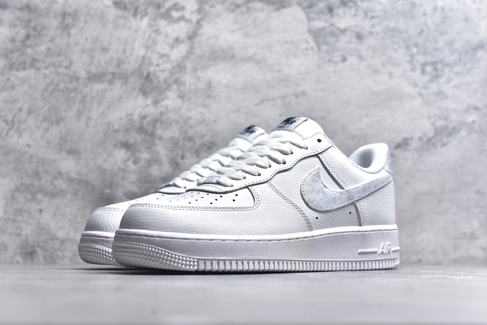 图片[2]-#Nike Air Force 1 Low 白灰腰果勾 空军一号低帮运动休闲板鞋 原楦头原纸板 打造纯正空军版型#专注外贸渠道 全掌内置蜂窝气垫 #原盒配件 原厂中底钢印、拉帮完美 货号：DJ9942-100 尺码：36 36.5 37.5 38 38.5 39 40 40.5 41 42 42.5 43 44 44.5 45-选品中心
