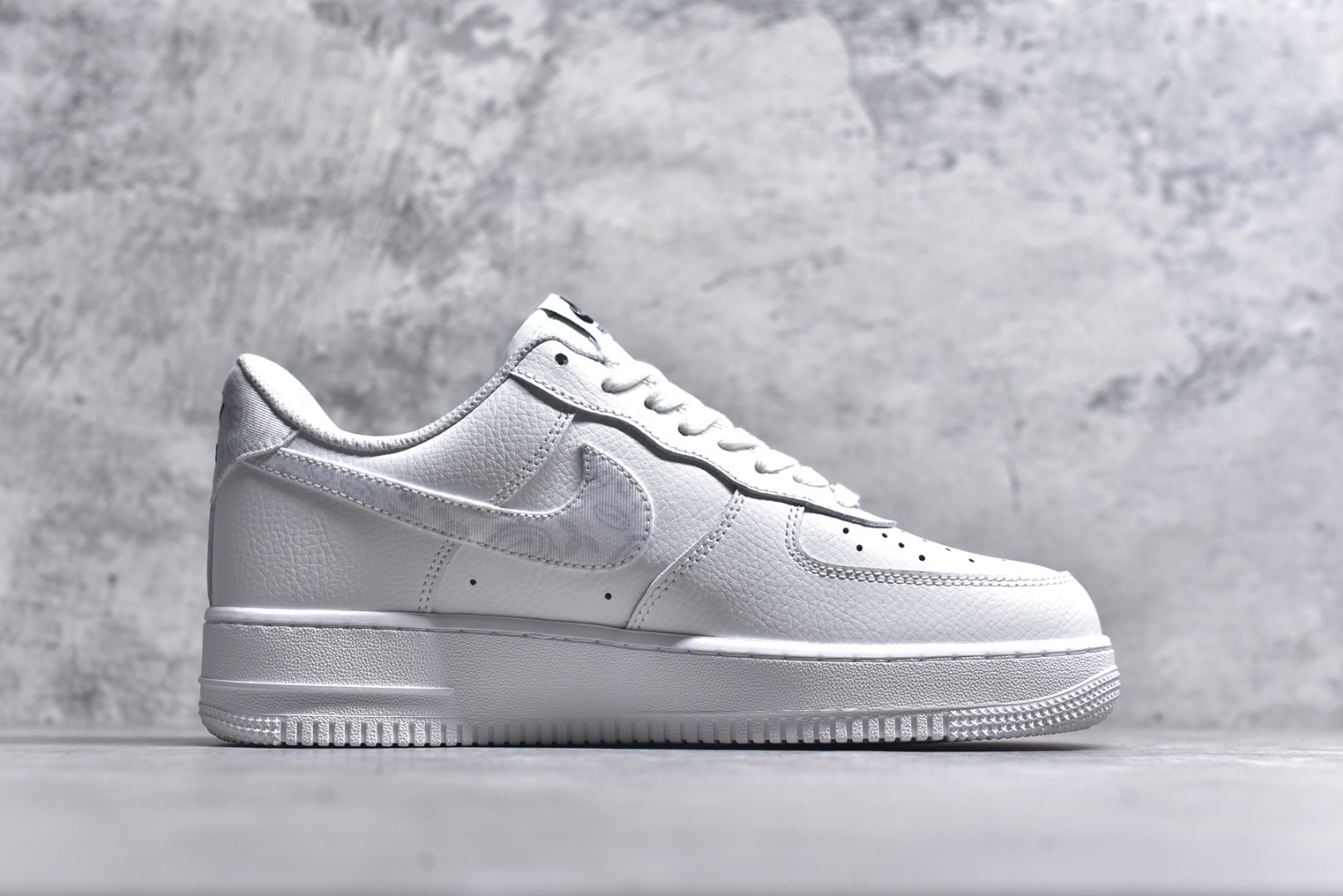 图片[3]-#Nike Air Force 1 Low 白灰腰果勾 空军一号低帮运动休闲板鞋 原楦头原纸板 打造纯正空军版型#专注外贸渠道 全掌内置蜂窝气垫 #原盒配件 原厂中底钢印、拉帮完美 货号：DJ9942-100 尺码：36 36.5 37.5 38 38.5 39 40 40.5 41 42 42.5 43 44 44.5 45-选品中心