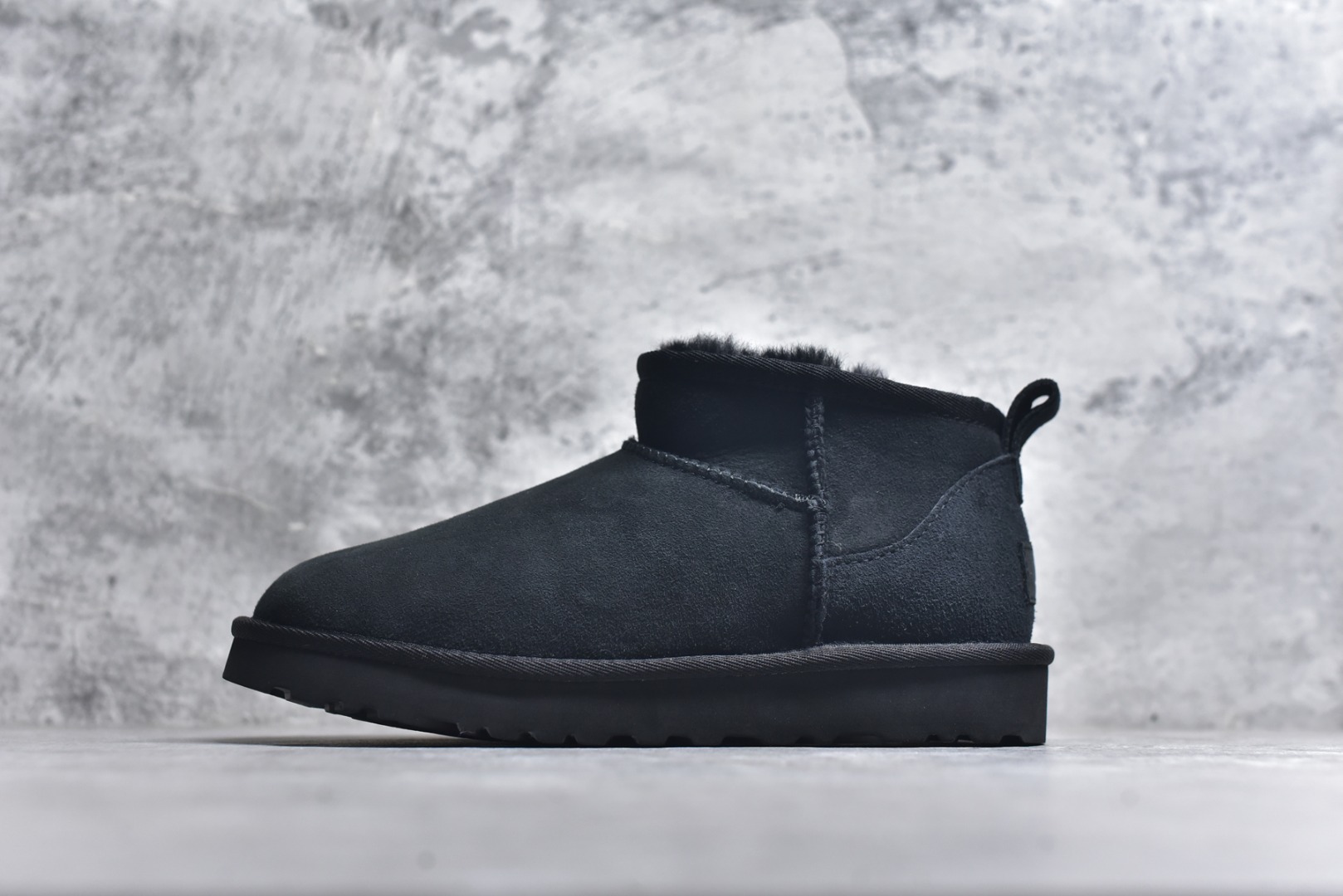 #X1全网最齐ugg 130+配色 市售顶级版本 UGG Mini薄底短筒3cm书爆款 广州外贸大厂生产 鞋头到鞋垫真羊皮毛一体 独立外盒包装 芯片 带防水工艺 区别市面任何版本 3cm厚底 独立原版开发大底 羊绒鞋垫 冬季保暖外出 家居都是很适合的选择 进年uug推出款式系列 局部偏向年轻消费者喜好 也走到时尚潮流穿搭的前沿 鞋身材质 防泼水涂层翻毛皮鞋面 17毫米UGGPURE™植入式羊毛内底 轻便防滑舒适橡胶外底 带有品牌LOGO商标 带全套包装 尺码： 35 36 37 38 39 40 41 42 43 44-选品中心