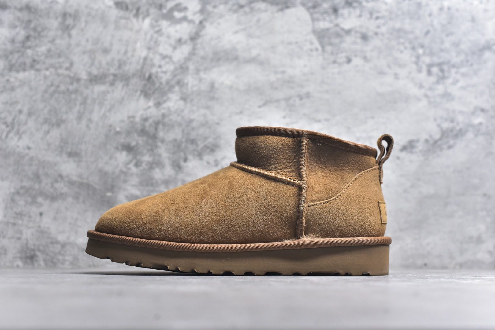 #X1全网最齐ugg 130+配色 市售顶级版本 UGG Mini薄底短筒3cm书爆款 广州外贸大厂生产 鞋头到鞋垫真羊皮毛一体 独立外盒包装 芯片 带防水工艺 区别市面任何版本 3cm厚底 独立原版开发大底 羊绒鞋垫 冬季保暖外出 家居都是很适合的选择 进年uug推出款式系列 局部偏向年轻消费者喜好 也走到时尚潮流穿搭的前沿 鞋身材质 防泼水涂层翻毛皮鞋面 17毫米UGGPURE™植入式羊毛内底 轻便防滑舒适橡胶外底 带有品牌LOGO商标 带全套包装 尺码： 35 36 37 38 39 40 41 42 43 44-选品中心