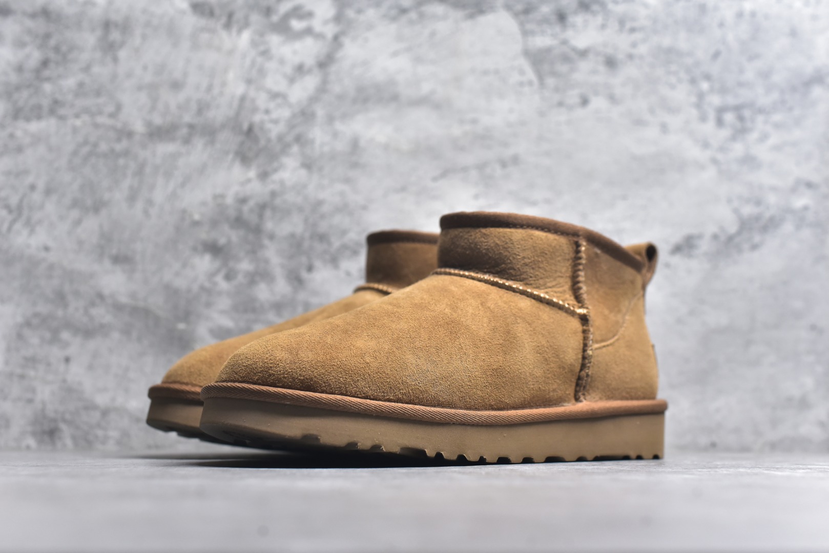 图片[2]-#X1全网最齐ugg 130+配色 市售顶级版本 UGG Mini薄底短筒3cm书爆款 广州外贸大厂生产 鞋头到鞋垫真羊皮毛一体 独立外盒包装 芯片 带防水工艺 区别市面任何版本 3cm厚底 独立原版开发大底 羊绒鞋垫 冬季保暖外出 家居都是很适合的选择 进年uug推出款式系列 局部偏向年轻消费者喜好 也走到时尚潮流穿搭的前沿 鞋身材质 防泼水涂层翻毛皮鞋面 17毫米UGGPURE™植入式羊毛内底 轻便防滑舒适橡胶外底 带有品牌LOGO商标 带全套包装 尺码： 35 36 37 38 39 40 41 42 43 44-选品中心